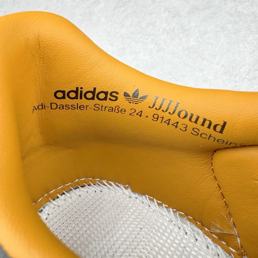 图片[12]-＃KZ神版特价 JJJJound x AD Originals Samba Classic\\\”Studded Pack Black\\\”桑巴舞系列绅士德训足球风百搭低帮休闲运动板鞋 联名奶白灰黑 ID8708 全套原厂纸板冲刀加持 独家原档案私模RB橡胶大底 含胶量硬度原鞋一致 正确拉帮鞋垫背胶 原厂标裁支持鉴定 高密度丽新布中底 内置环保海玻璃鞋垫 全鞋电脑针车零偏差 产品品控稳定性领先行业 原厂港宝加持定型后跟R度完美 近两年JJJJound这个名字在鞋圈迅速蹿红，关键是跟它联名的球鞋就没有好抢的。无论是 New Balance、ASICS 还是 Salomon，起步就是市价翻倍。最近，JJJJound x Originals联名鞋的登场日期终于确定。分别以黑色、小麦色为主调，除了配色以外，两双鞋的质感也有很大不同。作为合作企划里的金字招牌，JJJJound 善于利用自己的极简美学挖掘品牌的全新风貌，本次 JJJJound 携手 Originals 选用大热鞋款 Samba 为蓝本，将鞋款的街头气质无痕转变为「静奢风」。鞋款肉眼可见的被赋予了难得的质感，黑白两色都采用了黄色优质皮革内衬以呼应生胶大底，取消了鞋舌的 Logo 转而采用压纹处理使得鞋款整体氛围更加静谧、奢华。同时为了彰显本次合作鞋款的身份，双方合作标识和 JJJJound Logo 被分别印在鞋口内侧和鞋垫上。尺码：35.5 36 36.5 37.5 38 38.5 39 40 40.5 41 42 42.5 43 44 44.5 45 46 47.5-选品中心