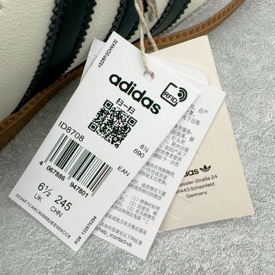 图片[18]-＃KZ神版特价 JJJJound x AD Originals Samba Classic\\\”Studded Pack Black\\\”桑巴舞系列绅士德训足球风百搭低帮休闲运动板鞋 联名奶白灰黑 ID8708 全套原厂纸板冲刀加持 独家原档案私模RB橡胶大底 含胶量硬度原鞋一致 正确拉帮鞋垫背胶 原厂标裁支持鉴定 高密度丽新布中底 内置环保海玻璃鞋垫 全鞋电脑针车零偏差 产品品控稳定性领先行业 原厂港宝加持定型后跟R度完美 近两年JJJJound这个名字在鞋圈迅速蹿红，关键是跟它联名的球鞋就没有好抢的。无论是 New Balance、ASICS 还是 Salomon，起步就是市价翻倍。最近，JJJJound x Originals联名鞋的登场日期终于确定。分别以黑色、小麦色为主调，除了配色以外，两双鞋的质感也有很大不同。作为合作企划里的金字招牌，JJJJound 善于利用自己的极简美学挖掘品牌的全新风貌，本次 JJJJound 携手 Originals 选用大热鞋款 Samba 为蓝本，将鞋款的街头气质无痕转变为「静奢风」。鞋款肉眼可见的被赋予了难得的质感，黑白两色都采用了黄色优质皮革内衬以呼应生胶大底，取消了鞋舌的 Logo 转而采用压纹处理使得鞋款整体氛围更加静谧、奢华。同时为了彰显本次合作鞋款的身份，双方合作标识和 JJJJound Logo 被分别印在鞋口内侧和鞋垫上。尺码：35.5 36 36.5 37.5 38 38.5 39 40 40.5 41 42 42.5 43 44 44.5 45 46 47.5-选品中心