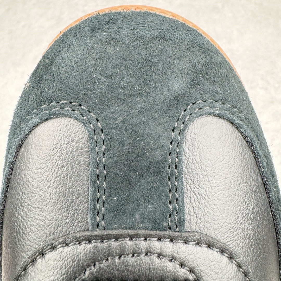 图片[13]-＃KZ神版特价 JJJJound x AD Originals Samba Classic\\\”Studded Pack Black\\\”桑巴舞系列绅士德训足球风百搭低帮休闲运动板鞋 联名黑白 ID8707 全套原厂纸板冲刀加持 独家原档案私模RB橡胶大底 含胶量硬度原鞋一致 正确拉帮鞋垫背胶 原厂标裁支持鉴定 高密度丽新布中底 内置环保海玻璃鞋垫 全鞋电脑针车零偏差 产品品控稳定性领先行业 原厂港宝加持定型后跟R度完美 近两年JJJJound这个名字在鞋圈迅速蹿红，关键是跟它联名的球鞋就没有好抢的。无论是 New Balance、ASICS 还是 Salomon，起步就是市价翻倍。最近，JJJJound x Originals联名鞋的登场日期终于确定。分别以黑色、小麦色为主调，除了配色以外，两双鞋的质感也有很大不同。作为合作企划里的金字招牌，JJJJound 善于利用自己的极简美学挖掘品牌的全新风貌，本次 JJJJound 携手 Originals 选用大热鞋款 Samba 为蓝本，将鞋款的街头气质无痕转变为「静奢风」。鞋款肉眼可见的被赋予了难得的质感，黑白两色都采用了黄色优质皮革内衬以呼应生胶大底，取消了鞋舌的 Logo 转而采用压纹处理使得鞋款整体氛围更加静谧、奢华。同时为了彰显本次合作鞋款的身份，双方合作标识和 JJJJound Logo 被分别印在鞋口内侧和鞋垫上。尺码：35.5 36 36.5 37.5 38 38.5 39 40 40.5 41 42 42.5 43 44 44.5 45 46 47.5-选品中心