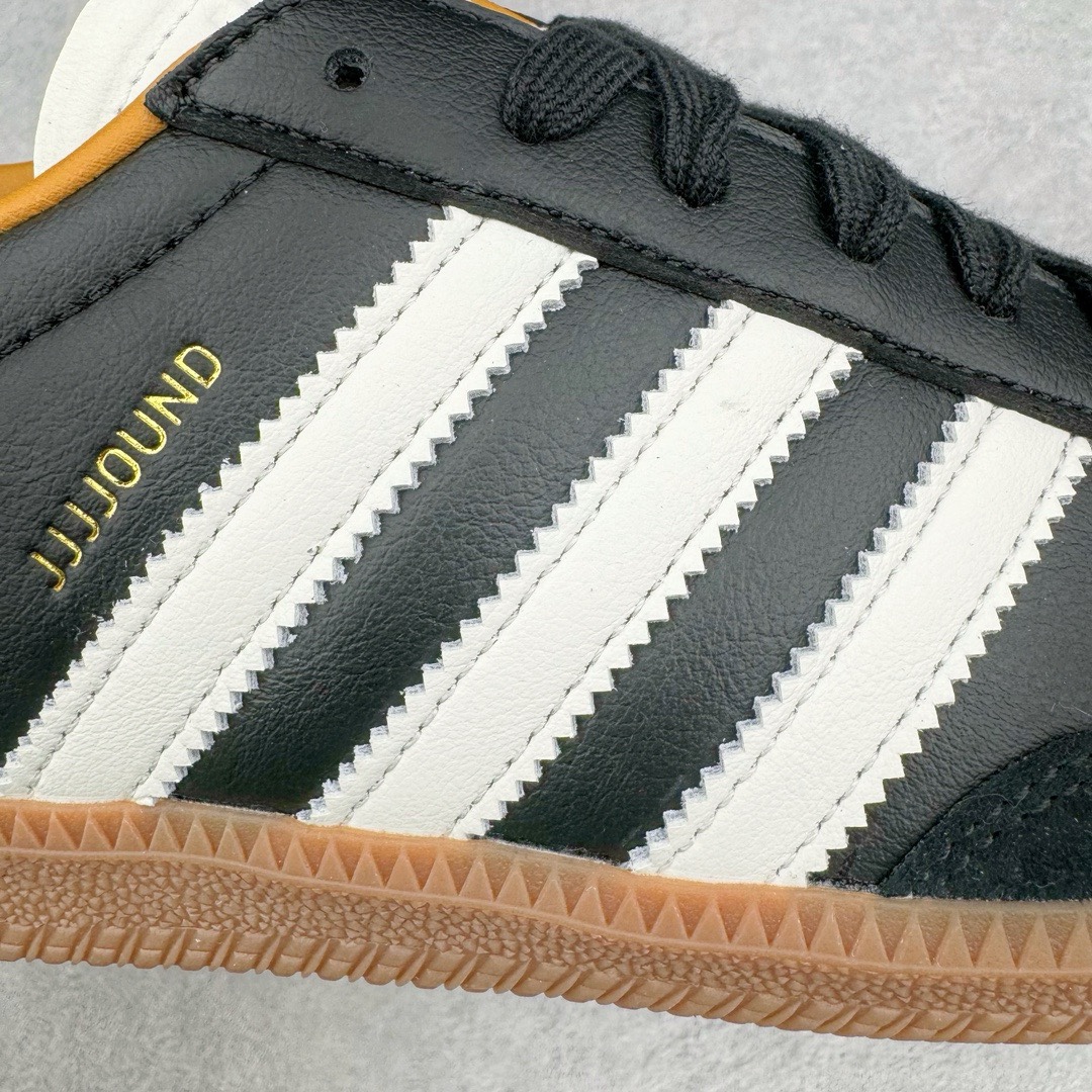 图片[14]-＃KZ神版特价 JJJJound x AD Originals Samba Classic\\\”Studded Pack Black\\\”桑巴舞系列绅士德训足球风百搭低帮休闲运动板鞋 联名黑白 ID8707 全套原厂纸板冲刀加持 独家原档案私模RB橡胶大底 含胶量硬度原鞋一致 正确拉帮鞋垫背胶 原厂标裁支持鉴定 高密度丽新布中底 内置环保海玻璃鞋垫 全鞋电脑针车零偏差 产品品控稳定性领先行业 原厂港宝加持定型后跟R度完美 近两年JJJJound这个名字在鞋圈迅速蹿红，关键是跟它联名的球鞋就没有好抢的。无论是 New Balance、ASICS 还是 Salomon，起步就是市价翻倍。最近，JJJJound x Originals联名鞋的登场日期终于确定。分别以黑色、小麦色为主调，除了配色以外，两双鞋的质感也有很大不同。作为合作企划里的金字招牌，JJJJound 善于利用自己的极简美学挖掘品牌的全新风貌，本次 JJJJound 携手 Originals 选用大热鞋款 Samba 为蓝本，将鞋款的街头气质无痕转变为「静奢风」。鞋款肉眼可见的被赋予了难得的质感，黑白两色都采用了黄色优质皮革内衬以呼应生胶大底，取消了鞋舌的 Logo 转而采用压纹处理使得鞋款整体氛围更加静谧、奢华。同时为了彰显本次合作鞋款的身份，双方合作标识和 JJJJound Logo 被分别印在鞋口内侧和鞋垫上。尺码：35.5 36 36.5 37.5 38 38.5 39 40 40.5 41 42 42.5 43 44 44.5 45 46 47.5-选品中心