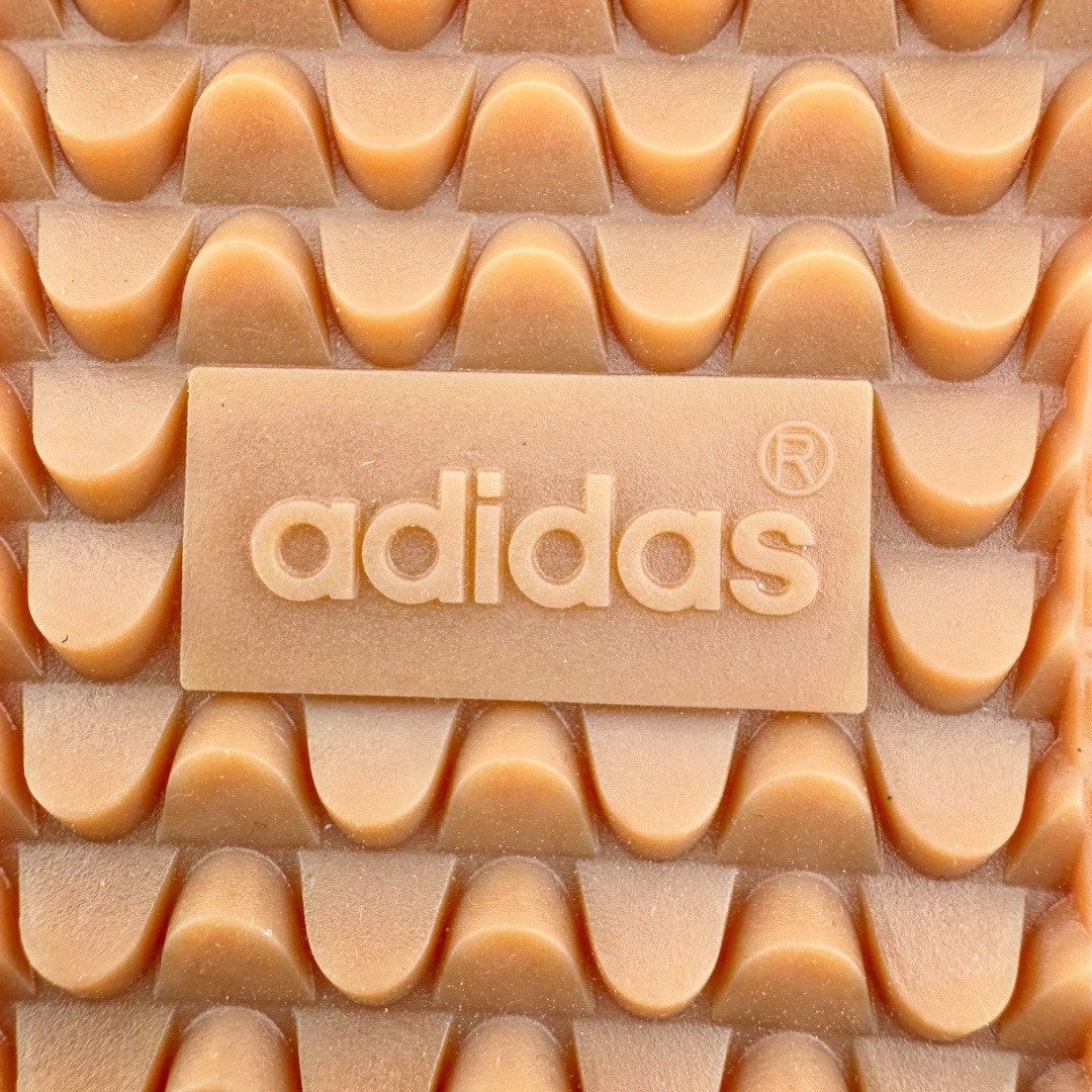 图片[20]-＃KZ神版特价 JJJJound x AD Originals Samba Classic\\\”Studded Pack Black\\\”桑巴舞系列绅士德训足球风百搭低帮休闲运动板鞋 联名黑白 ID8707 全套原厂纸板冲刀加持 独家原档案私模RB橡胶大底 含胶量硬度原鞋一致 正确拉帮鞋垫背胶 原厂标裁支持鉴定 高密度丽新布中底 内置环保海玻璃鞋垫 全鞋电脑针车零偏差 产品品控稳定性领先行业 原厂港宝加持定型后跟R度完美 近两年JJJJound这个名字在鞋圈迅速蹿红，关键是跟它联名的球鞋就没有好抢的。无论是 New Balance、ASICS 还是 Salomon，起步就是市价翻倍。最近，JJJJound x Originals联名鞋的登场日期终于确定。分别以黑色、小麦色为主调，除了配色以外，两双鞋的质感也有很大不同。作为合作企划里的金字招牌，JJJJound 善于利用自己的极简美学挖掘品牌的全新风貌，本次 JJJJound 携手 Originals 选用大热鞋款 Samba 为蓝本，将鞋款的街头气质无痕转变为「静奢风」。鞋款肉眼可见的被赋予了难得的质感，黑白两色都采用了黄色优质皮革内衬以呼应生胶大底，取消了鞋舌的 Logo 转而采用压纹处理使得鞋款整体氛围更加静谧、奢华。同时为了彰显本次合作鞋款的身份，双方合作标识和 JJJJound Logo 被分别印在鞋口内侧和鞋垫上。尺码：35.5 36 36.5 37.5 38 38.5 39 40 40.5 41 42 42.5 43 44 44.5 45 46 47.5-选品中心