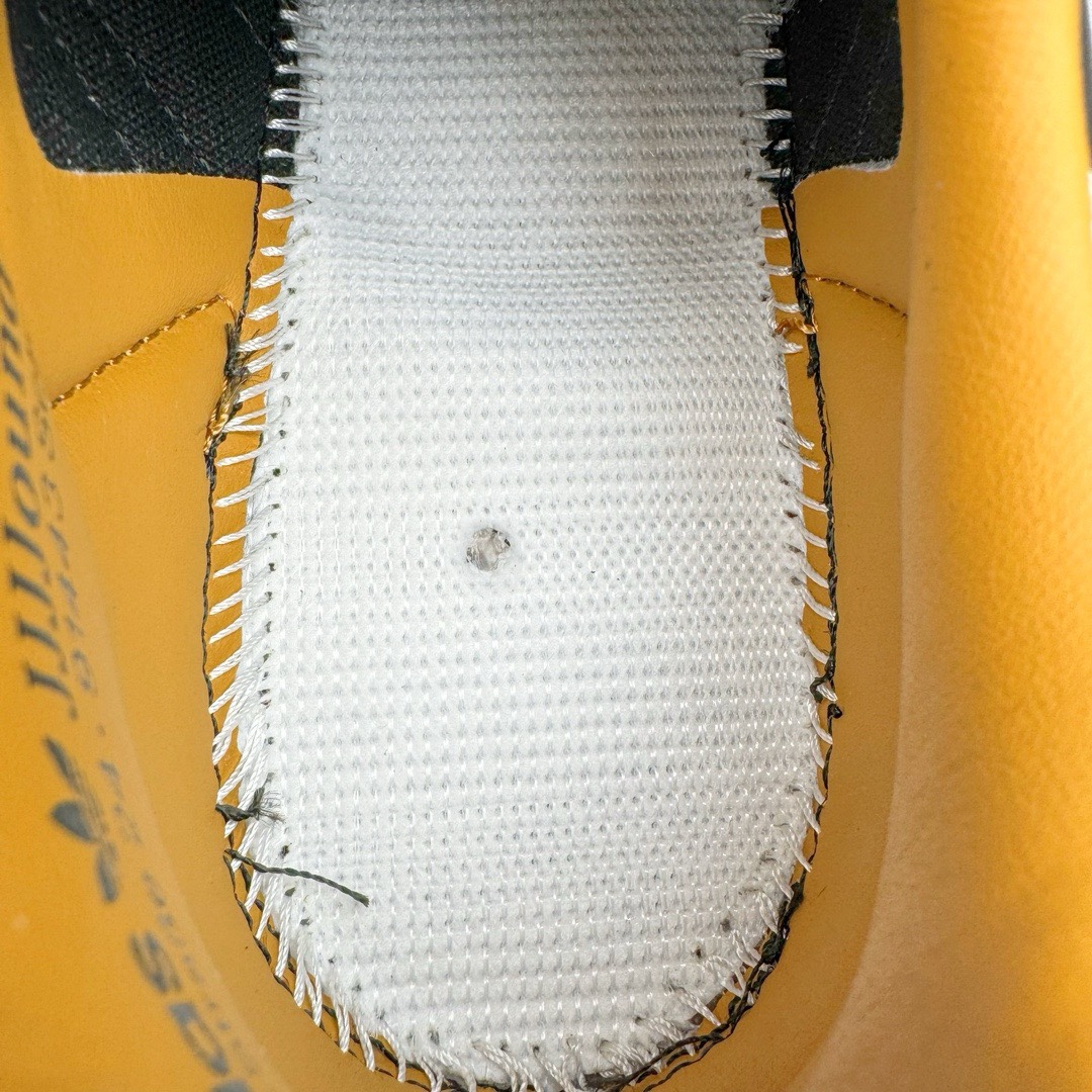 图片[17]-＃KZ神版特价 JJJJound x AD Originals Samba Classic\\\”Studded Pack Black\\\”桑巴舞系列绅士德训足球风百搭低帮休闲运动板鞋 联名黑白 ID8707 全套原厂纸板冲刀加持 独家原档案私模RB橡胶大底 含胶量硬度原鞋一致 正确拉帮鞋垫背胶 原厂标裁支持鉴定 高密度丽新布中底 内置环保海玻璃鞋垫 全鞋电脑针车零偏差 产品品控稳定性领先行业 原厂港宝加持定型后跟R度完美 近两年JJJJound这个名字在鞋圈迅速蹿红，关键是跟它联名的球鞋就没有好抢的。无论是 New Balance、ASICS 还是 Salomon，起步就是市价翻倍。最近，JJJJound x Originals联名鞋的登场日期终于确定。分别以黑色、小麦色为主调，除了配色以外，两双鞋的质感也有很大不同。作为合作企划里的金字招牌，JJJJound 善于利用自己的极简美学挖掘品牌的全新风貌，本次 JJJJound 携手 Originals 选用大热鞋款 Samba 为蓝本，将鞋款的街头气质无痕转变为「静奢风」。鞋款肉眼可见的被赋予了难得的质感，黑白两色都采用了黄色优质皮革内衬以呼应生胶大底，取消了鞋舌的 Logo 转而采用压纹处理使得鞋款整体氛围更加静谧、奢华。同时为了彰显本次合作鞋款的身份，双方合作标识和 JJJJound Logo 被分别印在鞋口内侧和鞋垫上。尺码：35.5 36 36.5 37.5 38 38.5 39 40 40.5 41 42 42.5 43 44 44.5 45 46 47.5-选品中心
