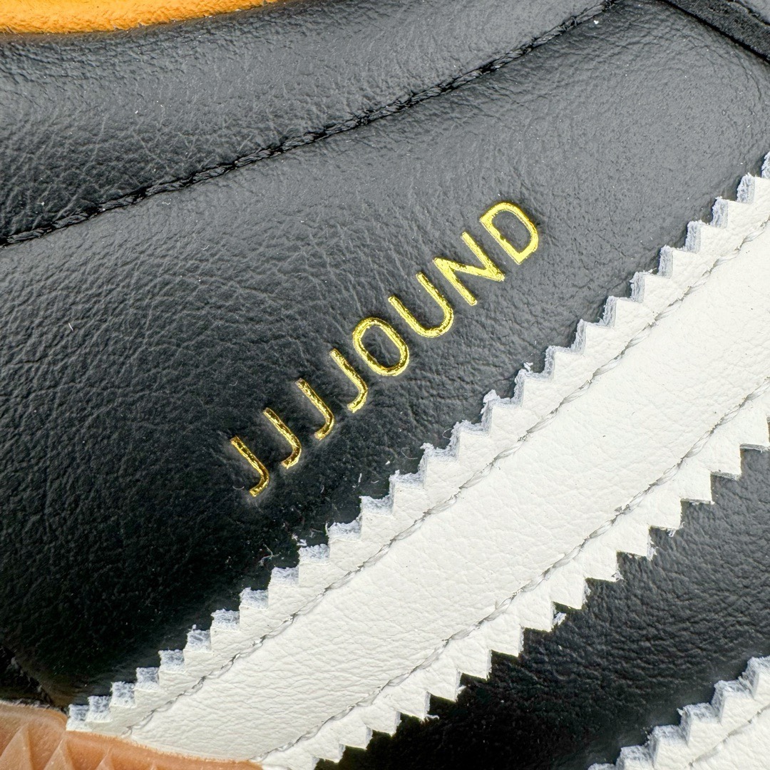 图片[11]-＃KZ神版特价 JJJJound x AD Originals Samba Classic\\\”Studded Pack Black\\\”桑巴舞系列绅士德训足球风百搭低帮休闲运动板鞋 联名黑白 ID8707 全套原厂纸板冲刀加持 独家原档案私模RB橡胶大底 含胶量硬度原鞋一致 正确拉帮鞋垫背胶 原厂标裁支持鉴定 高密度丽新布中底 内置环保海玻璃鞋垫 全鞋电脑针车零偏差 产品品控稳定性领先行业 原厂港宝加持定型后跟R度完美 近两年JJJJound这个名字在鞋圈迅速蹿红，关键是跟它联名的球鞋就没有好抢的。无论是 New Balance、ASICS 还是 Salomon，起步就是市价翻倍。最近，JJJJound x Originals联名鞋的登场日期终于确定。分别以黑色、小麦色为主调，除了配色以外，两双鞋的质感也有很大不同。作为合作企划里的金字招牌，JJJJound 善于利用自己的极简美学挖掘品牌的全新风貌，本次 JJJJound 携手 Originals 选用大热鞋款 Samba 为蓝本，将鞋款的街头气质无痕转变为「静奢风」。鞋款肉眼可见的被赋予了难得的质感，黑白两色都采用了黄色优质皮革内衬以呼应生胶大底，取消了鞋舌的 Logo 转而采用压纹处理使得鞋款整体氛围更加静谧、奢华。同时为了彰显本次合作鞋款的身份，双方合作标识和 JJJJound Logo 被分别印在鞋口内侧和鞋垫上。尺码：35.5 36 36.5 37.5 38 38.5 39 40 40.5 41 42 42.5 43 44 44.5 45 46 47.5-选品中心