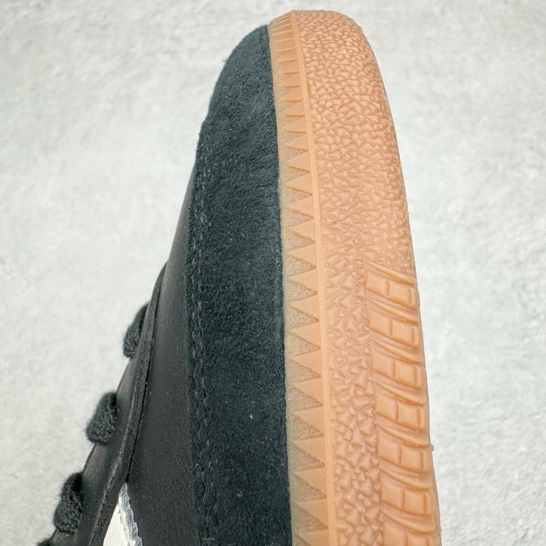 图片[12]-＃KZ神版特价 JJJJound x AD Originals Samba Classic\\\”Studded Pack Black\\\”桑巴舞系列绅士德训足球风百搭低帮休闲运动板鞋 联名黑白 ID8707 全套原厂纸板冲刀加持 独家原档案私模RB橡胶大底 含胶量硬度原鞋一致 正确拉帮鞋垫背胶 原厂标裁支持鉴定 高密度丽新布中底 内置环保海玻璃鞋垫 全鞋电脑针车零偏差 产品品控稳定性领先行业 原厂港宝加持定型后跟R度完美 近两年JJJJound这个名字在鞋圈迅速蹿红，关键是跟它联名的球鞋就没有好抢的。无论是 New Balance、ASICS 还是 Salomon，起步就是市价翻倍。最近，JJJJound x Originals联名鞋的登场日期终于确定。分别以黑色、小麦色为主调，除了配色以外，两双鞋的质感也有很大不同。作为合作企划里的金字招牌，JJJJound 善于利用自己的极简美学挖掘品牌的全新风貌，本次 JJJJound 携手 Originals 选用大热鞋款 Samba 为蓝本，将鞋款的街头气质无痕转变为「静奢风」。鞋款肉眼可见的被赋予了难得的质感，黑白两色都采用了黄色优质皮革内衬以呼应生胶大底，取消了鞋舌的 Logo 转而采用压纹处理使得鞋款整体氛围更加静谧、奢华。同时为了彰显本次合作鞋款的身份，双方合作标识和 JJJJound Logo 被分别印在鞋口内侧和鞋垫上。尺码：35.5 36 36.5 37.5 38 38.5 39 40 40.5 41 42 42.5 43 44 44.5 45 46 47.5-选品中心