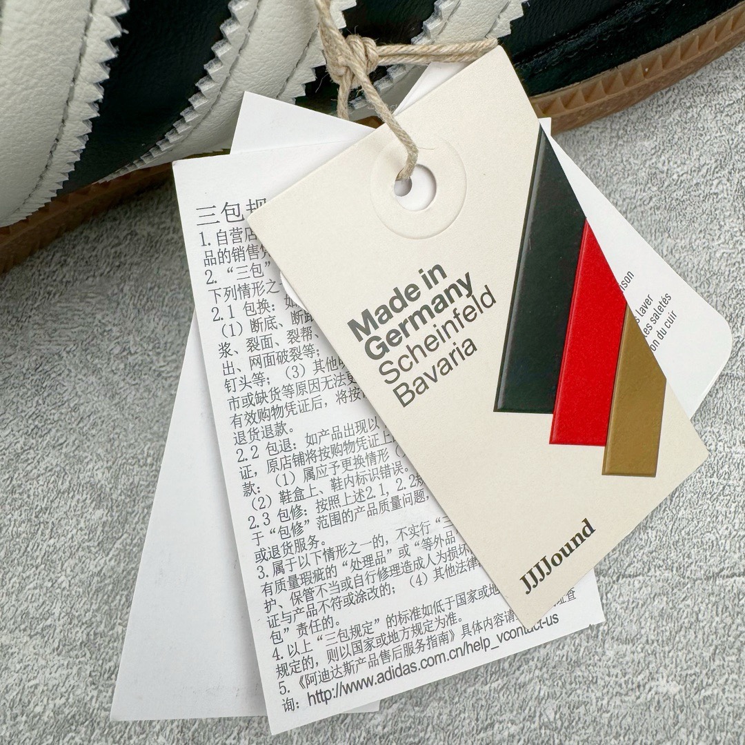 图片[18]-＃KZ神版特价 JJJJound x AD Originals Samba Classic\\\”Studded Pack Black\\\”桑巴舞系列绅士德训足球风百搭低帮休闲运动板鞋 联名黑白 ID8707 全套原厂纸板冲刀加持 独家原档案私模RB橡胶大底 含胶量硬度原鞋一致 正确拉帮鞋垫背胶 原厂标裁支持鉴定 高密度丽新布中底 内置环保海玻璃鞋垫 全鞋电脑针车零偏差 产品品控稳定性领先行业 原厂港宝加持定型后跟R度完美 近两年JJJJound这个名字在鞋圈迅速蹿红，关键是跟它联名的球鞋就没有好抢的。无论是 New Balance、ASICS 还是 Salomon，起步就是市价翻倍。最近，JJJJound x Originals联名鞋的登场日期终于确定。分别以黑色、小麦色为主调，除了配色以外，两双鞋的质感也有很大不同。作为合作企划里的金字招牌，JJJJound 善于利用自己的极简美学挖掘品牌的全新风貌，本次 JJJJound 携手 Originals 选用大热鞋款 Samba 为蓝本，将鞋款的街头气质无痕转变为「静奢风」。鞋款肉眼可见的被赋予了难得的质感，黑白两色都采用了黄色优质皮革内衬以呼应生胶大底，取消了鞋舌的 Logo 转而采用压纹处理使得鞋款整体氛围更加静谧、奢华。同时为了彰显本次合作鞋款的身份，双方合作标识和 JJJJound Logo 被分别印在鞋口内侧和鞋垫上。尺码：35.5 36 36.5 37.5 38 38.5 39 40 40.5 41 42 42.5 43 44 44.5 45 46 47.5-选品中心