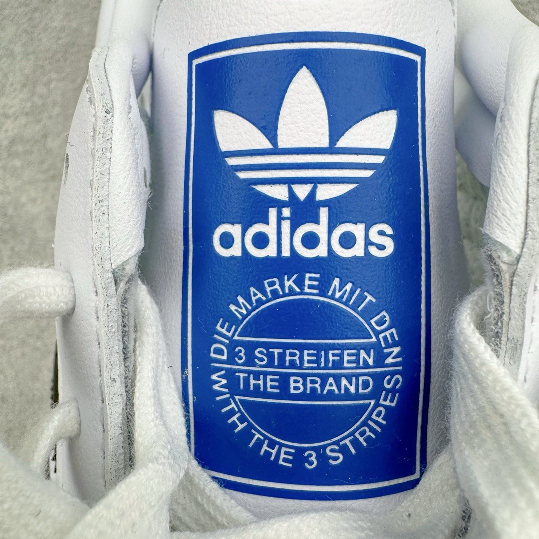 图片[10]-＃KZ神版特价 AD Original Samba OG 复古经典轻便板鞋 黑白灰 B75806 口碑大厂出品 品控大底版型不断改良更新 全套原纸板楦头开发 确保原汁原味 完美呈现桑巴版型 一比一鞋头弧度高度鞋身弧度 此版本只针对中端市场 皮料材质有所更替 其他数据细节工艺流程均保持一致 绝不口嗨 细节品控鞋型随意对比 正确烫金高频细节 原装纳米超迁皮料 独家私模橡胶大底 原盒原配 这款桑巴鞋展示了高质量的工艺 带有装饰的超锁缝制和无缝的手感 柔软、柔软的皮革造型和标志性的3条纹完成了精致的外观 正规合身鞋带 鞋面上有绒面鞋垫 橡胶鞋底 享受正畸套筒软感 自50年代首次亮相以来就一直在赢得粉丝的青睐 尺码：35.5 36 36.5 37.5 38 38.5 39 40 40.5 41 42 42.5 43 44 44.5 45 46 47-选品中心