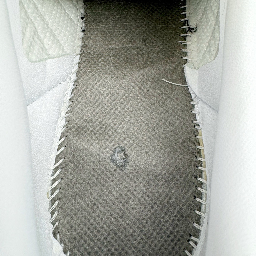 图片[12]-＃KZ神版特价 AD Original Samba OG 复古经典轻便板鞋 黑白灰 B75806 口碑大厂出品 品控大底版型不断改良更新 全套原纸板楦头开发 确保原汁原味 完美呈现桑巴版型 一比一鞋头弧度高度鞋身弧度 此版本只针对中端市场 皮料材质有所更替 其他数据细节工艺流程均保持一致 绝不口嗨 细节品控鞋型随意对比 正确烫金高频细节 原装纳米超迁皮料 独家私模橡胶大底 原盒原配 这款桑巴鞋展示了高质量的工艺 带有装饰的超锁缝制和无缝的手感 柔软、柔软的皮革造型和标志性的3条纹完成了精致的外观 正规合身鞋带 鞋面上有绒面鞋垫 橡胶鞋底 享受正畸套筒软感 自50年代首次亮相以来就一直在赢得粉丝的青睐 尺码：35.5 36 36.5 37.5 38 38.5 39 40 40.5 41 42 42.5 43 44 44.5 45 46 47-选品中心