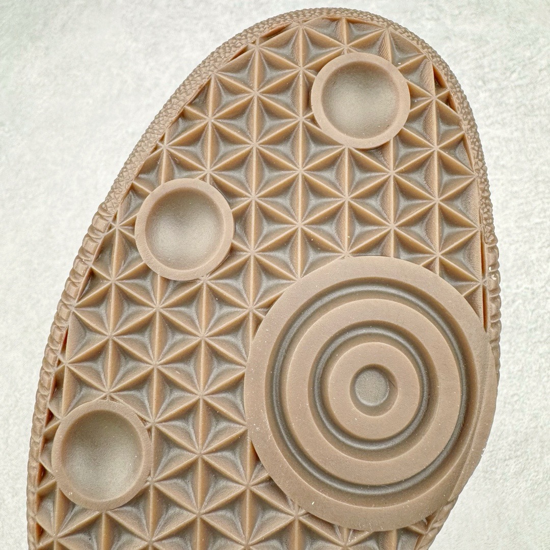 图片[23]-＃KZ神版特价 AD Original Samba OG 复古经典轻便板鞋 黑白灰 B75806 口碑大厂出品 品控大底版型不断改良更新 全套原纸板楦头开发 确保原汁原味 完美呈现桑巴版型 一比一鞋头弧度高度鞋身弧度 此版本只针对中端市场 皮料材质有所更替 其他数据细节工艺流程均保持一致 绝不口嗨 细节品控鞋型随意对比 正确烫金高频细节 原装纳米超迁皮料 独家私模橡胶大底 原盒原配 这款桑巴鞋展示了高质量的工艺 带有装饰的超锁缝制和无缝的手感 柔软、柔软的皮革造型和标志性的3条纹完成了精致的外观 正规合身鞋带 鞋面上有绒面鞋垫 橡胶鞋底 享受正畸套筒软感 自50年代首次亮相以来就一直在赢得粉丝的青睐 尺码：35.5 36 36.5 37.5 38 38.5 39 40 40.5 41 42 42.5 43 44 44.5 45 46 47-选品中心