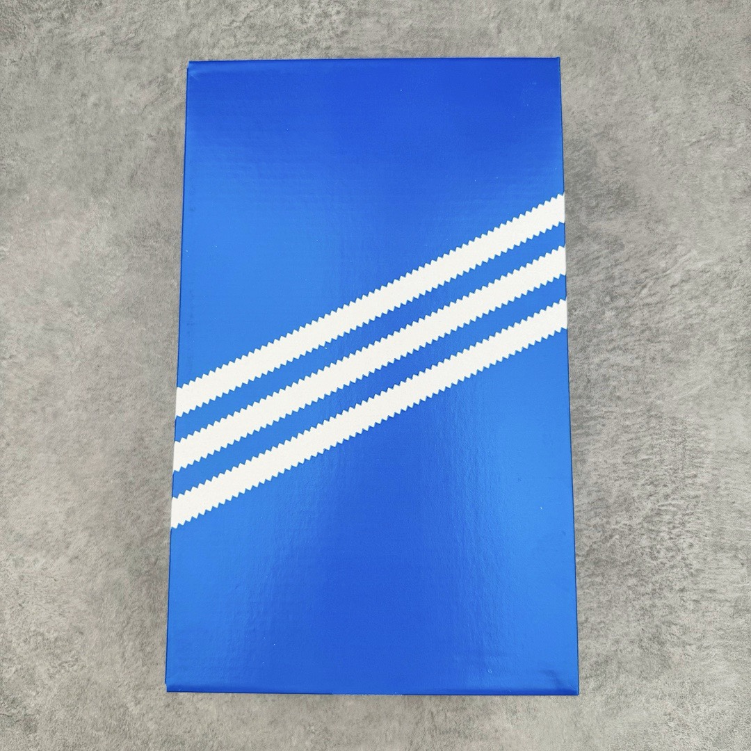 图片[14]-＃KZ神版特价 AD Original Samba OG 复古经典轻便板鞋 黑白灰 B75806 口碑大厂出品 品控大底版型不断改良更新 全套原纸板楦头开发 确保原汁原味 完美呈现桑巴版型 一比一鞋头弧度高度鞋身弧度 此版本只针对中端市场 皮料材质有所更替 其他数据细节工艺流程均保持一致 绝不口嗨 细节品控鞋型随意对比 正确烫金高频细节 原装纳米超迁皮料 独家私模橡胶大底 原盒原配 这款桑巴鞋展示了高质量的工艺 带有装饰的超锁缝制和无缝的手感 柔软、柔软的皮革造型和标志性的3条纹完成了精致的外观 正规合身鞋带 鞋面上有绒面鞋垫 橡胶鞋底 享受正畸套筒软感 自50年代首次亮相以来就一直在赢得粉丝的青睐 尺码：35.5 36 36.5 37.5 38 38.5 39 40 40.5 41 42 42.5 43 44 44.5 45 46 47-选品中心