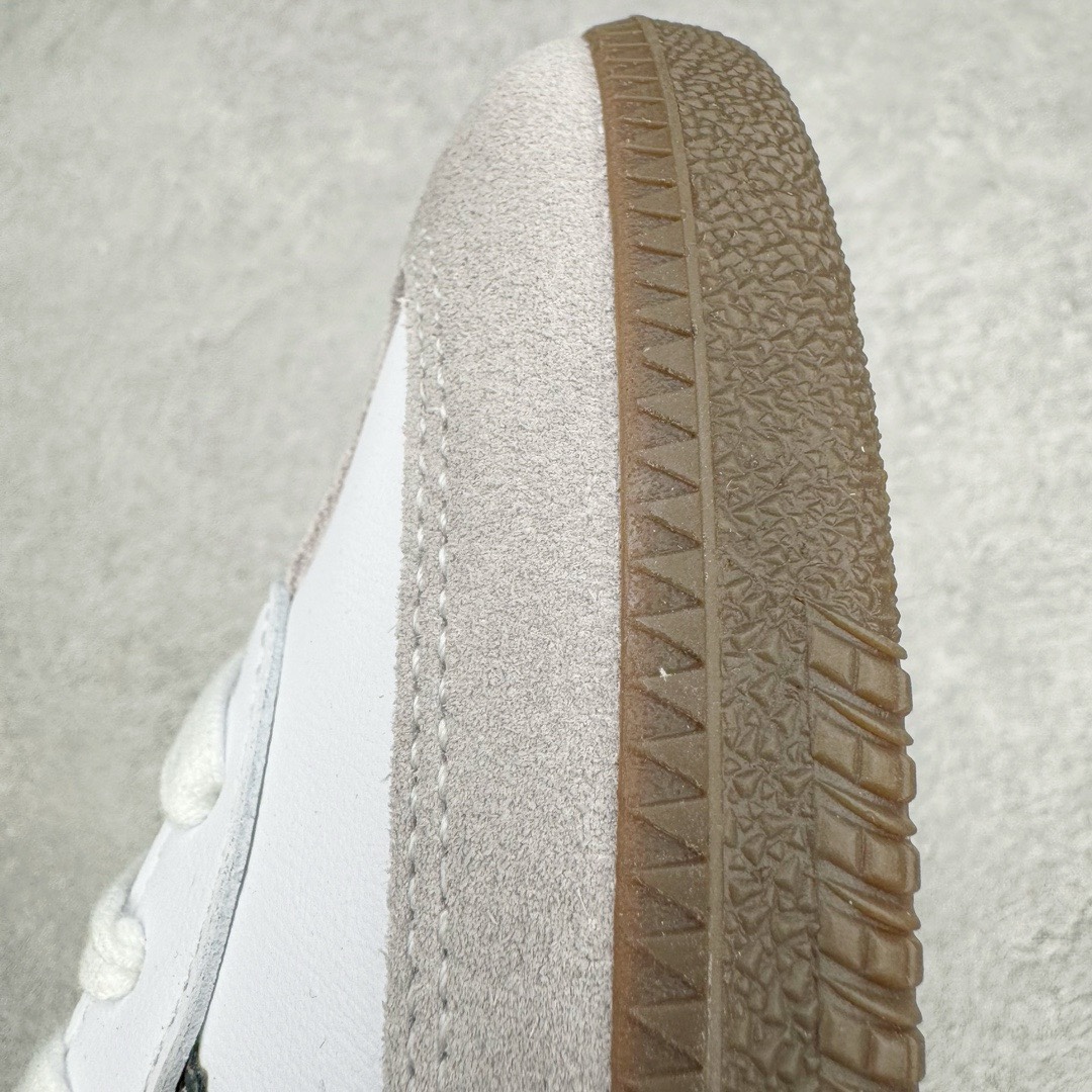 图片[25]-＃KZ神版特价 AD Original Samba OG 复古经典轻便板鞋 黑白灰 B75806 口碑大厂出品 品控大底版型不断改良更新 全套原纸板楦头开发 确保原汁原味 完美呈现桑巴版型 一比一鞋头弧度高度鞋身弧度 此版本只针对中端市场 皮料材质有所更替 其他数据细节工艺流程均保持一致 绝不口嗨 细节品控鞋型随意对比 正确烫金高频细节 原装纳米超迁皮料 独家私模橡胶大底 原盒原配 这款桑巴鞋展示了高质量的工艺 带有装饰的超锁缝制和无缝的手感 柔软、柔软的皮革造型和标志性的3条纹完成了精致的外观 正规合身鞋带 鞋面上有绒面鞋垫 橡胶鞋底 享受正畸套筒软感 自50年代首次亮相以来就一直在赢得粉丝的青睐 尺码：35.5 36 36.5 37.5 38 38.5 39 40 40.5 41 42 42.5 43 44 44.5 45 46 47-选品中心