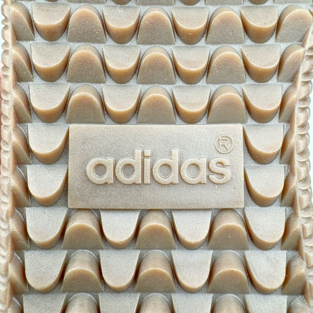 图片[20]-＃KZ神版特价 AD Original Samba OG 复古经典轻便板鞋 黑白灰 B75806 口碑大厂出品 品控大底版型不断改良更新 全套原纸板楦头开发 确保原汁原味 完美呈现桑巴版型 一比一鞋头弧度高度鞋身弧度 此版本只针对中端市场 皮料材质有所更替 其他数据细节工艺流程均保持一致 绝不口嗨 细节品控鞋型随意对比 正确烫金高频细节 原装纳米超迁皮料 独家私模橡胶大底 原盒原配 这款桑巴鞋展示了高质量的工艺 带有装饰的超锁缝制和无缝的手感 柔软、柔软的皮革造型和标志性的3条纹完成了精致的外观 正规合身鞋带 鞋面上有绒面鞋垫 橡胶鞋底 享受正畸套筒软感 自50年代首次亮相以来就一直在赢得粉丝的青睐 尺码：35.5 36 36.5 37.5 38 38.5 39 40 40.5 41 42 42.5 43 44 44.5 45 46 47-选品中心