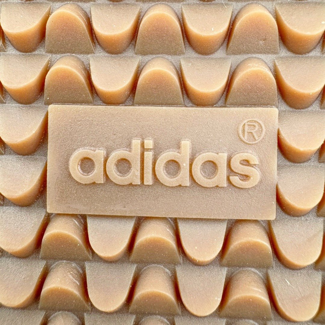 图片[18]-＃KZ神版特价 AD Original Samba OG 复古经典轻便板鞋 白黑灰 FW2427 口碑大厂出品 品控大底版型不断改良更新 全套原纸板楦头开发 确保原汁原味 完美呈现桑巴版型 一比一鞋头弧度高度鞋身弧度 此版本只针对中端市场 皮料材质有所更替 其他数据细节工艺流程均保持一致 绝不口嗨 细节品控鞋型随意对比 正确烫金高频细节 原装纳米超迁皮料 独家私模橡胶大底 原盒原配 这款桑巴鞋展示了高质量的工艺 带有装饰的超锁缝制和无缝的手感 柔软、柔软的皮革造型和标志性的3条纹完成了精致的外观 正规合身鞋带 鞋面上有绒面鞋垫 橡胶鞋底 享受正畸套筒软感 自50年代首次亮相以来就一直在赢得粉丝的青睐 尺码：35.5 36 36.5 37.5 38 38.5 39 40 40.5 41 42 42.5 43 44 44.5 45 46 47-选品中心