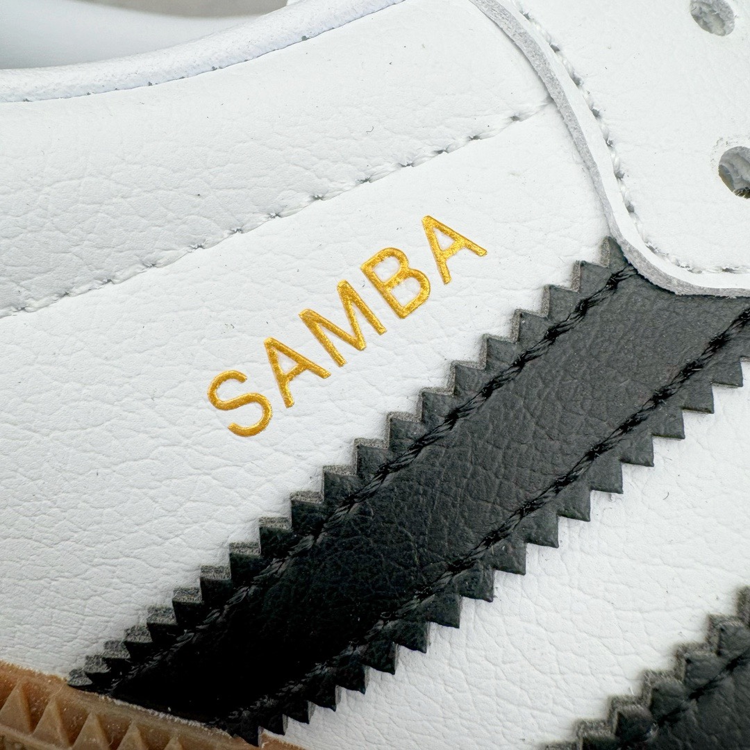 图片[12]-＃KZ神版特价 AD Original Samba OG 复古经典轻便板鞋 白黑灰 FW2427 口碑大厂出品 品控大底版型不断改良更新 全套原纸板楦头开发 确保原汁原味 完美呈现桑巴版型 一比一鞋头弧度高度鞋身弧度 此版本只针对中端市场 皮料材质有所更替 其他数据细节工艺流程均保持一致 绝不口嗨 细节品控鞋型随意对比 正确烫金高频细节 原装纳米超迁皮料 独家私模橡胶大底 原盒原配 这款桑巴鞋展示了高质量的工艺 带有装饰的超锁缝制和无缝的手感 柔软、柔软的皮革造型和标志性的3条纹完成了精致的外观 正规合身鞋带 鞋面上有绒面鞋垫 橡胶鞋底 享受正畸套筒软感 自50年代首次亮相以来就一直在赢得粉丝的青睐 尺码：35.5 36 36.5 37.5 38 38.5 39 40 40.5 41 42 42.5 43 44 44.5 45 46 47-选品中心