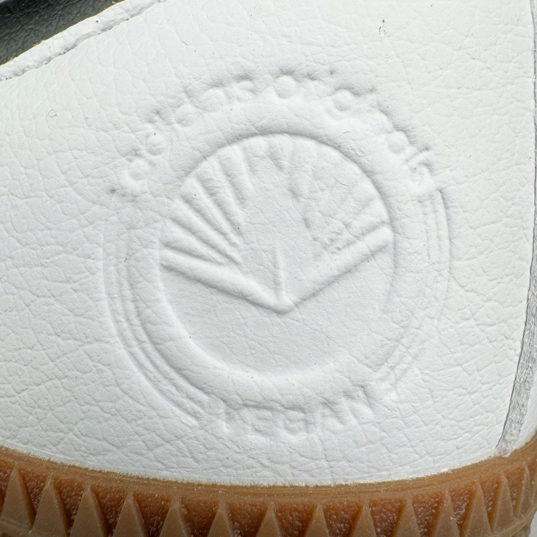 图片[13]-＃KZ神版特价 AD Original Samba OG 复古经典轻便板鞋 白黑灰 FW2427 口碑大厂出品 品控大底版型不断改良更新 全套原纸板楦头开发 确保原汁原味 完美呈现桑巴版型 一比一鞋头弧度高度鞋身弧度 此版本只针对中端市场 皮料材质有所更替 其他数据细节工艺流程均保持一致 绝不口嗨 细节品控鞋型随意对比 正确烫金高频细节 原装纳米超迁皮料 独家私模橡胶大底 原盒原配 这款桑巴鞋展示了高质量的工艺 带有装饰的超锁缝制和无缝的手感 柔软、柔软的皮革造型和标志性的3条纹完成了精致的外观 正规合身鞋带 鞋面上有绒面鞋垫 橡胶鞋底 享受正畸套筒软感 自50年代首次亮相以来就一直在赢得粉丝的青睐 尺码：35.5 36 36.5 37.5 38 38.5 39 40 40.5 41 42 42.5 43 44 44.5 45 46 47-选品中心