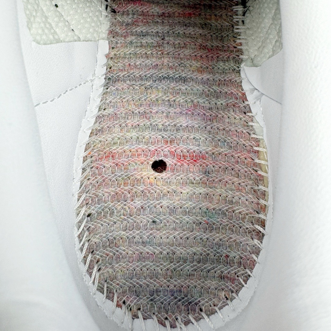 图片[21]-＃KZ神版特价 AD Original Samba OG 复古经典轻便板鞋 白黑灰 FW2427 口碑大厂出品 品控大底版型不断改良更新 全套原纸板楦头开发 确保原汁原味 完美呈现桑巴版型 一比一鞋头弧度高度鞋身弧度 此版本只针对中端市场 皮料材质有所更替 其他数据细节工艺流程均保持一致 绝不口嗨 细节品控鞋型随意对比 正确烫金高频细节 原装纳米超迁皮料 独家私模橡胶大底 原盒原配 这款桑巴鞋展示了高质量的工艺 带有装饰的超锁缝制和无缝的手感 柔软、柔软的皮革造型和标志性的3条纹完成了精致的外观 正规合身鞋带 鞋面上有绒面鞋垫 橡胶鞋底 享受正畸套筒软感 自50年代首次亮相以来就一直在赢得粉丝的青睐 尺码：35.5 36 36.5 37.5 38 38.5 39 40 40.5 41 42 42.5 43 44 44.5 45 46 47-选品中心