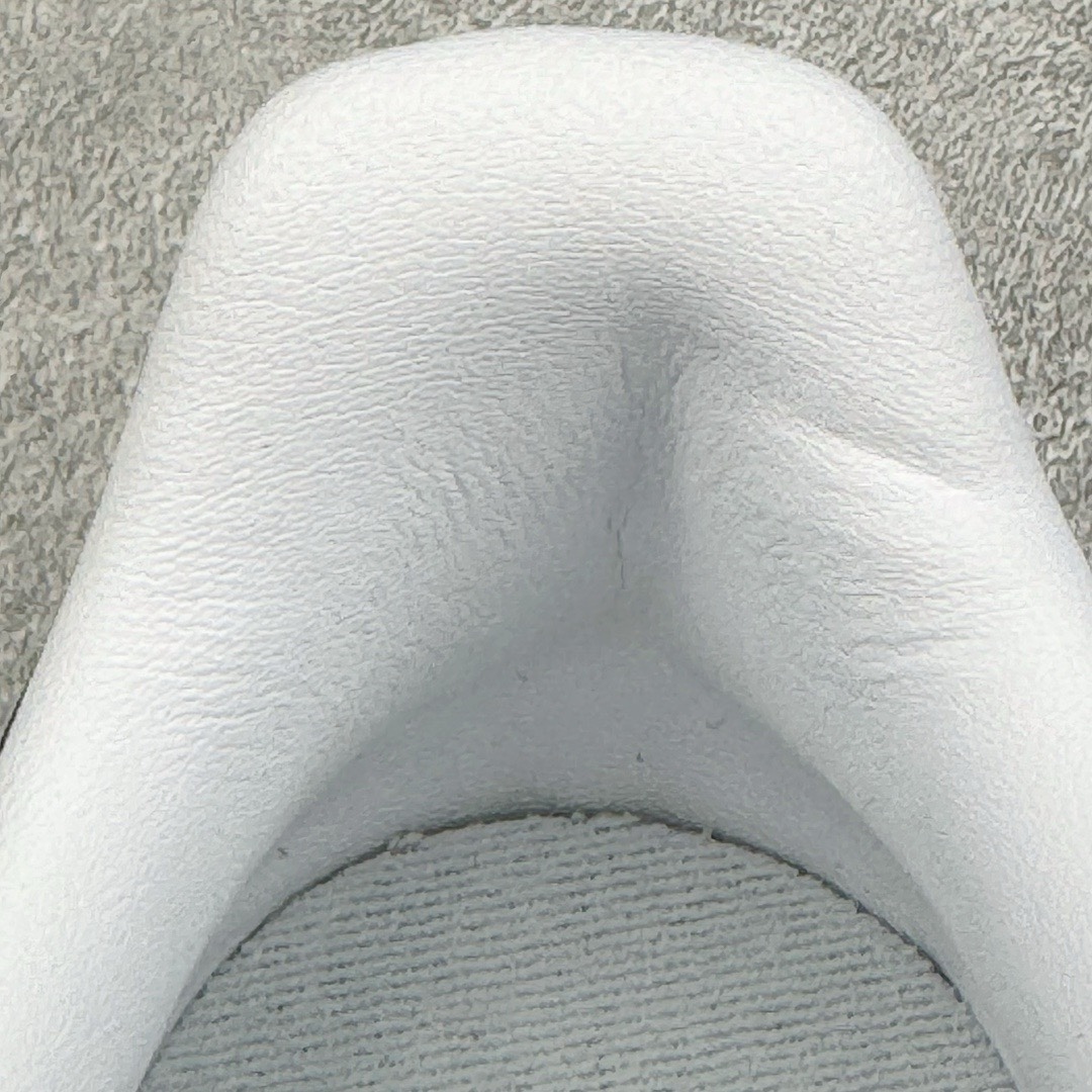 图片[20]-＃KZ神版特价 AD Original Samba OG 复古经典轻便板鞋 白黑灰 FW2427 口碑大厂出品 品控大底版型不断改良更新 全套原纸板楦头开发 确保原汁原味 完美呈现桑巴版型 一比一鞋头弧度高度鞋身弧度 此版本只针对中端市场 皮料材质有所更替 其他数据细节工艺流程均保持一致 绝不口嗨 细节品控鞋型随意对比 正确烫金高频细节 原装纳米超迁皮料 独家私模橡胶大底 原盒原配 这款桑巴鞋展示了高质量的工艺 带有装饰的超锁缝制和无缝的手感 柔软、柔软的皮革造型和标志性的3条纹完成了精致的外观 正规合身鞋带 鞋面上有绒面鞋垫 橡胶鞋底 享受正畸套筒软感 自50年代首次亮相以来就一直在赢得粉丝的青睐 尺码：35.5 36 36.5 37.5 38 38.5 39 40 40.5 41 42 42.5 43 44 44.5 45 46 47-选品中心