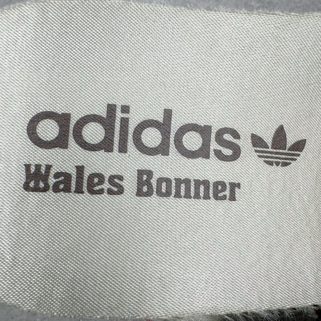 图片[16]-＃KZ神版特价 Wales Bonner x AD Originals Samba Classic 桑巴舞系列绅士德训足球风百搭低帮休闲运动板鞋 白酒红 IE0586 全套原纸板楦头开发 每道工序同步公司流程 确保原汁原味 完美呈现原鞋版型 原厂高频磨具加持 精准内部资源对接 Logo字体百分百还原 原厂特供纳米纤维板 区别市面劣质纸板中底 原厂海玻璃鞋垫 正确3/2横条宽版背胶 一比一鞋头弧度高度鞋身弧度 烫金亮度高频深浅同步原鞋 独家私模最大47.5 半透明橡胶大底 原厂定制真马毛毛皮组合环保纤维革鞋面 原厂港宝加持定型后跟R度完美 原厂高频磨具加持 Logo字体 凹凸明显 轮廓分明 描漆定位精准 三道杠为尖角45°锯齿状 高频立体感很强 区别圆形锯齿 已最大程度还原公司 欢迎对比 此次双方的全新联名鞋款也均以 Originals Samba 为基础 同时共打造了四款风格迥异的鞋款 要说最亮眼的还是当属这双「豹纹」配色 除了标志性的鞋身图案外 侧面马毛材质的使用也让整双鞋质感得到升华 同时搭配上鞋身两侧经典的白色 AD「三道杠」Logo 以及蓝色的内衬 也呈现出多层次视觉体验 而要论最吸睛的还要数鞋舌处延续了的「大舌头」设计 当然这也正是 Wales Bonner 品牌与 adidas Samba 合作的产品亮点之一 尺码：35.5 36 36.5 37.5 38 38.5 39 40 40.5 41 42 42.5 43 44 44.5 45 46 47-选品中心