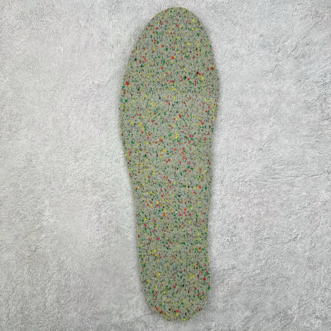 图片[13]-＃KZ神版特价 Wales Bonner x AD Originals Samba Classic 桑巴舞系列绅士德训足球风百搭低帮休闲运动板鞋 白酒红 IE0586 全套原纸板楦头开发 每道工序同步公司流程 确保原汁原味 完美呈现原鞋版型 原厂高频磨具加持 精准内部资源对接 Logo字体百分百还原 原厂特供纳米纤维板 区别市面劣质纸板中底 原厂海玻璃鞋垫 正确3/2横条宽版背胶 一比一鞋头弧度高度鞋身弧度 烫金亮度高频深浅同步原鞋 独家私模最大47.5 半透明橡胶大底 原厂定制真马毛毛皮组合环保纤维革鞋面 原厂港宝加持定型后跟R度完美 原厂高频磨具加持 Logo字体 凹凸明显 轮廓分明 描漆定位精准 三道杠为尖角45°锯齿状 高频立体感很强 区别圆形锯齿 已最大程度还原公司 欢迎对比 此次双方的全新联名鞋款也均以 Originals Samba 为基础 同时共打造了四款风格迥异的鞋款 要说最亮眼的还是当属这双「豹纹」配色 除了标志性的鞋身图案外 侧面马毛材质的使用也让整双鞋质感得到升华 同时搭配上鞋身两侧经典的白色 AD「三道杠」Logo 以及蓝色的内衬 也呈现出多层次视觉体验 而要论最吸睛的还要数鞋舌处延续了的「大舌头」设计 当然这也正是 Wales Bonner 品牌与 adidas Samba 合作的产品亮点之一 尺码：35.5 36 36.5 37.5 38 38.5 39 40 40.5 41 42 42.5 43 44 44.5 45 46 47-选品中心