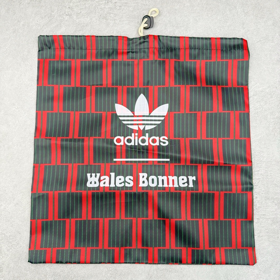 图片[10]-＃KZ神版特价 Wales Bonner x AD Originals Samba Classic 桑巴舞系列绅士德训足球风百搭低帮休闲运动板鞋 白酒红 IE0586 全套原纸板楦头开发 每道工序同步公司流程 确保原汁原味 完美呈现原鞋版型 原厂高频磨具加持 精准内部资源对接 Logo字体百分百还原 原厂特供纳米纤维板 区别市面劣质纸板中底 原厂海玻璃鞋垫 正确3/2横条宽版背胶 一比一鞋头弧度高度鞋身弧度 烫金亮度高频深浅同步原鞋 独家私模最大47.5 半透明橡胶大底 原厂定制真马毛毛皮组合环保纤维革鞋面 原厂港宝加持定型后跟R度完美 原厂高频磨具加持 Logo字体 凹凸明显 轮廓分明 描漆定位精准 三道杠为尖角45°锯齿状 高频立体感很强 区别圆形锯齿 已最大程度还原公司 欢迎对比 此次双方的全新联名鞋款也均以 Originals Samba 为基础 同时共打造了四款风格迥异的鞋款 要说最亮眼的还是当属这双「豹纹」配色 除了标志性的鞋身图案外 侧面马毛材质的使用也让整双鞋质感得到升华 同时搭配上鞋身两侧经典的白色 AD「三道杠」Logo 以及蓝色的内衬 也呈现出多层次视觉体验 而要论最吸睛的还要数鞋舌处延续了的「大舌头」设计 当然这也正是 Wales Bonner 品牌与 adidas Samba 合作的产品亮点之一 尺码：35.5 36 36.5 37.5 38 38.5 39 40 40.5 41 42 42.5 43 44 44.5 45 46 47-选品中心