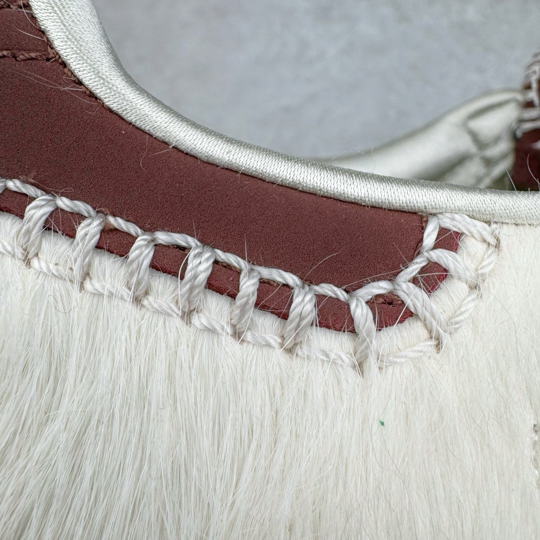 图片[23]-＃KZ神版特价 Wales Bonner x AD Originals Samba Classic 桑巴舞系列绅士德训足球风百搭低帮休闲运动板鞋 白酒红 IE0586 全套原纸板楦头开发 每道工序同步公司流程 确保原汁原味 完美呈现原鞋版型 原厂高频磨具加持 精准内部资源对接 Logo字体百分百还原 原厂特供纳米纤维板 区别市面劣质纸板中底 原厂海玻璃鞋垫 正确3/2横条宽版背胶 一比一鞋头弧度高度鞋身弧度 烫金亮度高频深浅同步原鞋 独家私模最大47.5 半透明橡胶大底 原厂定制真马毛毛皮组合环保纤维革鞋面 原厂港宝加持定型后跟R度完美 原厂高频磨具加持 Logo字体 凹凸明显 轮廓分明 描漆定位精准 三道杠为尖角45°锯齿状 高频立体感很强 区别圆形锯齿 已最大程度还原公司 欢迎对比 此次双方的全新联名鞋款也均以 Originals Samba 为基础 同时共打造了四款风格迥异的鞋款 要说最亮眼的还是当属这双「豹纹」配色 除了标志性的鞋身图案外 侧面马毛材质的使用也让整双鞋质感得到升华 同时搭配上鞋身两侧经典的白色 AD「三道杠」Logo 以及蓝色的内衬 也呈现出多层次视觉体验 而要论最吸睛的还要数鞋舌处延续了的「大舌头」设计 当然这也正是 Wales Bonner 品牌与 adidas Samba 合作的产品亮点之一 尺码：35.5 36 36.5 37.5 38 38.5 39 40 40.5 41 42 42.5 43 44 44.5 45 46 47-选品中心