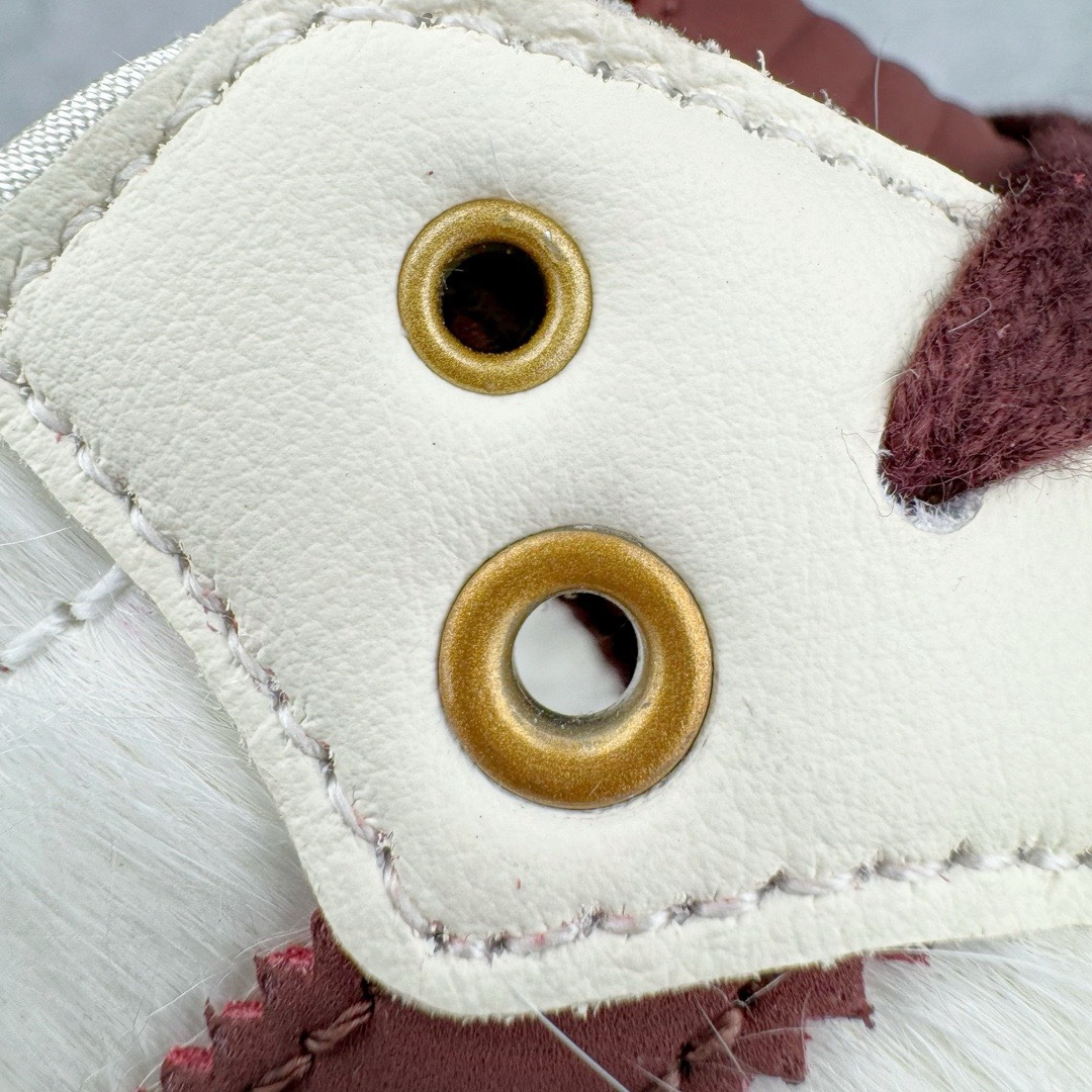 图片[24]-＃KZ神版特价 Wales Bonner x AD Originals Samba Classic 桑巴舞系列绅士德训足球风百搭低帮休闲运动板鞋 白酒红 IE0586 全套原纸板楦头开发 每道工序同步公司流程 确保原汁原味 完美呈现原鞋版型 原厂高频磨具加持 精准内部资源对接 Logo字体百分百还原 原厂特供纳米纤维板 区别市面劣质纸板中底 原厂海玻璃鞋垫 正确3/2横条宽版背胶 一比一鞋头弧度高度鞋身弧度 烫金亮度高频深浅同步原鞋 独家私模最大47.5 半透明橡胶大底 原厂定制真马毛毛皮组合环保纤维革鞋面 原厂港宝加持定型后跟R度完美 原厂高频磨具加持 Logo字体 凹凸明显 轮廓分明 描漆定位精准 三道杠为尖角45°锯齿状 高频立体感很强 区别圆形锯齿 已最大程度还原公司 欢迎对比 此次双方的全新联名鞋款也均以 Originals Samba 为基础 同时共打造了四款风格迥异的鞋款 要说最亮眼的还是当属这双「豹纹」配色 除了标志性的鞋身图案外 侧面马毛材质的使用也让整双鞋质感得到升华 同时搭配上鞋身两侧经典的白色 AD「三道杠」Logo 以及蓝色的内衬 也呈现出多层次视觉体验 而要论最吸睛的还要数鞋舌处延续了的「大舌头」设计 当然这也正是 Wales Bonner 品牌与 adidas Samba 合作的产品亮点之一 尺码：35.5 36 36.5 37.5 38 38.5 39 40 40.5 41 42 42.5 43 44 44.5 45 46 47-选品中心