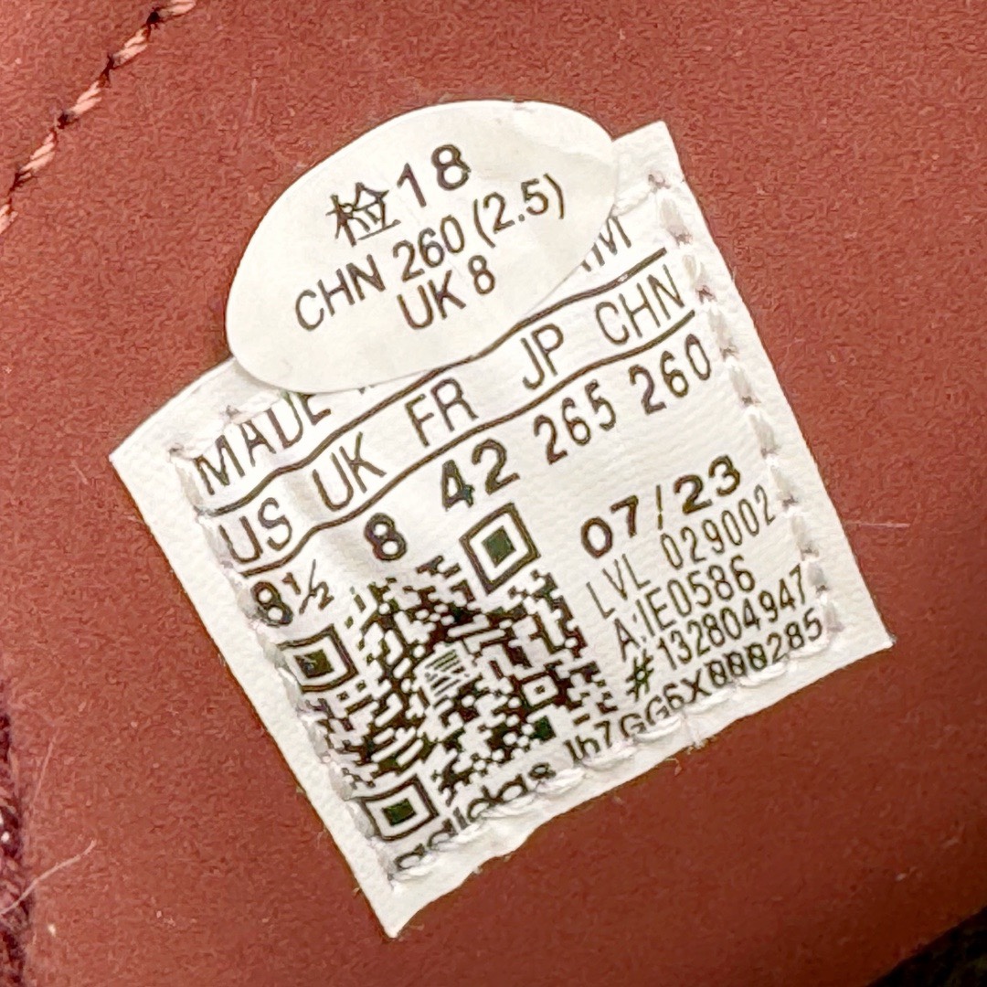 图片[15]-＃KZ神版特价 Wales Bonner x AD Originals Samba Classic 桑巴舞系列绅士德训足球风百搭低帮休闲运动板鞋 白酒红 IE0586 全套原纸板楦头开发 每道工序同步公司流程 确保原汁原味 完美呈现原鞋版型 原厂高频磨具加持 精准内部资源对接 Logo字体百分百还原 原厂特供纳米纤维板 区别市面劣质纸板中底 原厂海玻璃鞋垫 正确3/2横条宽版背胶 一比一鞋头弧度高度鞋身弧度 烫金亮度高频深浅同步原鞋 独家私模最大47.5 半透明橡胶大底 原厂定制真马毛毛皮组合环保纤维革鞋面 原厂港宝加持定型后跟R度完美 原厂高频磨具加持 Logo字体 凹凸明显 轮廓分明 描漆定位精准 三道杠为尖角45°锯齿状 高频立体感很强 区别圆形锯齿 已最大程度还原公司 欢迎对比 此次双方的全新联名鞋款也均以 Originals Samba 为基础 同时共打造了四款风格迥异的鞋款 要说最亮眼的还是当属这双「豹纹」配色 除了标志性的鞋身图案外 侧面马毛材质的使用也让整双鞋质感得到升华 同时搭配上鞋身两侧经典的白色 AD「三道杠」Logo 以及蓝色的内衬 也呈现出多层次视觉体验 而要论最吸睛的还要数鞋舌处延续了的「大舌头」设计 当然这也正是 Wales Bonner 品牌与 adidas Samba 合作的产品亮点之一 尺码：35.5 36 36.5 37.5 38 38.5 39 40 40.5 41 42 42.5 43 44 44.5 45 46 47-选品中心