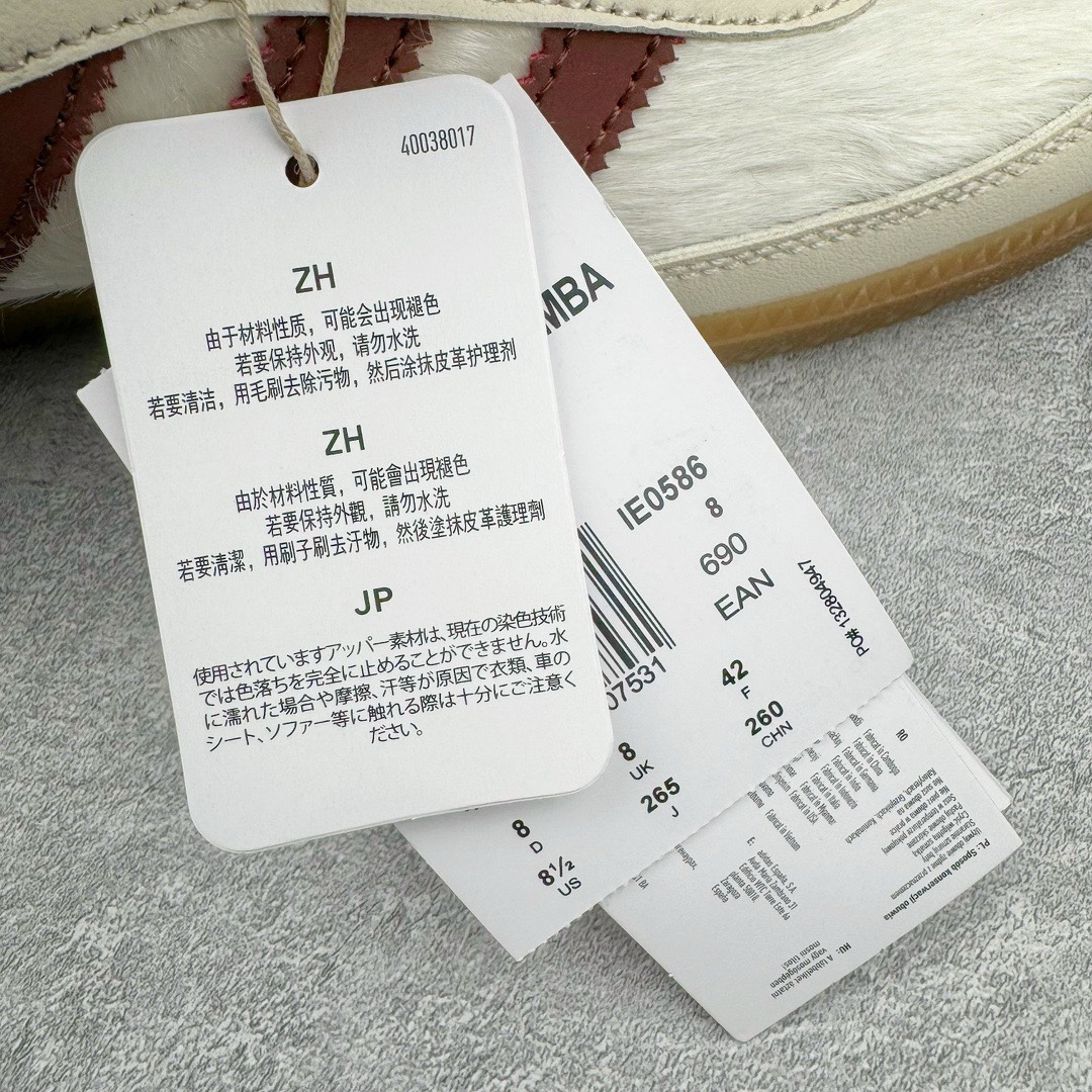 图片[26]-＃KZ神版特价 Wales Bonner x AD Originals Samba Classic 桑巴舞系列绅士德训足球风百搭低帮休闲运动板鞋 白酒红 IE0586 全套原纸板楦头开发 每道工序同步公司流程 确保原汁原味 完美呈现原鞋版型 原厂高频磨具加持 精准内部资源对接 Logo字体百分百还原 原厂特供纳米纤维板 区别市面劣质纸板中底 原厂海玻璃鞋垫 正确3/2横条宽版背胶 一比一鞋头弧度高度鞋身弧度 烫金亮度高频深浅同步原鞋 独家私模最大47.5 半透明橡胶大底 原厂定制真马毛毛皮组合环保纤维革鞋面 原厂港宝加持定型后跟R度完美 原厂高频磨具加持 Logo字体 凹凸明显 轮廓分明 描漆定位精准 三道杠为尖角45°锯齿状 高频立体感很强 区别圆形锯齿 已最大程度还原公司 欢迎对比 此次双方的全新联名鞋款也均以 Originals Samba 为基础 同时共打造了四款风格迥异的鞋款 要说最亮眼的还是当属这双「豹纹」配色 除了标志性的鞋身图案外 侧面马毛材质的使用也让整双鞋质感得到升华 同时搭配上鞋身两侧经典的白色 AD「三道杠」Logo 以及蓝色的内衬 也呈现出多层次视觉体验 而要论最吸睛的还要数鞋舌处延续了的「大舌头」设计 当然这也正是 Wales Bonner 品牌与 adidas Samba 合作的产品亮点之一 尺码：35.5 36 36.5 37.5 38 38.5 39 40 40.5 41 42 42.5 43 44 44.5 45 46 47-选品中心