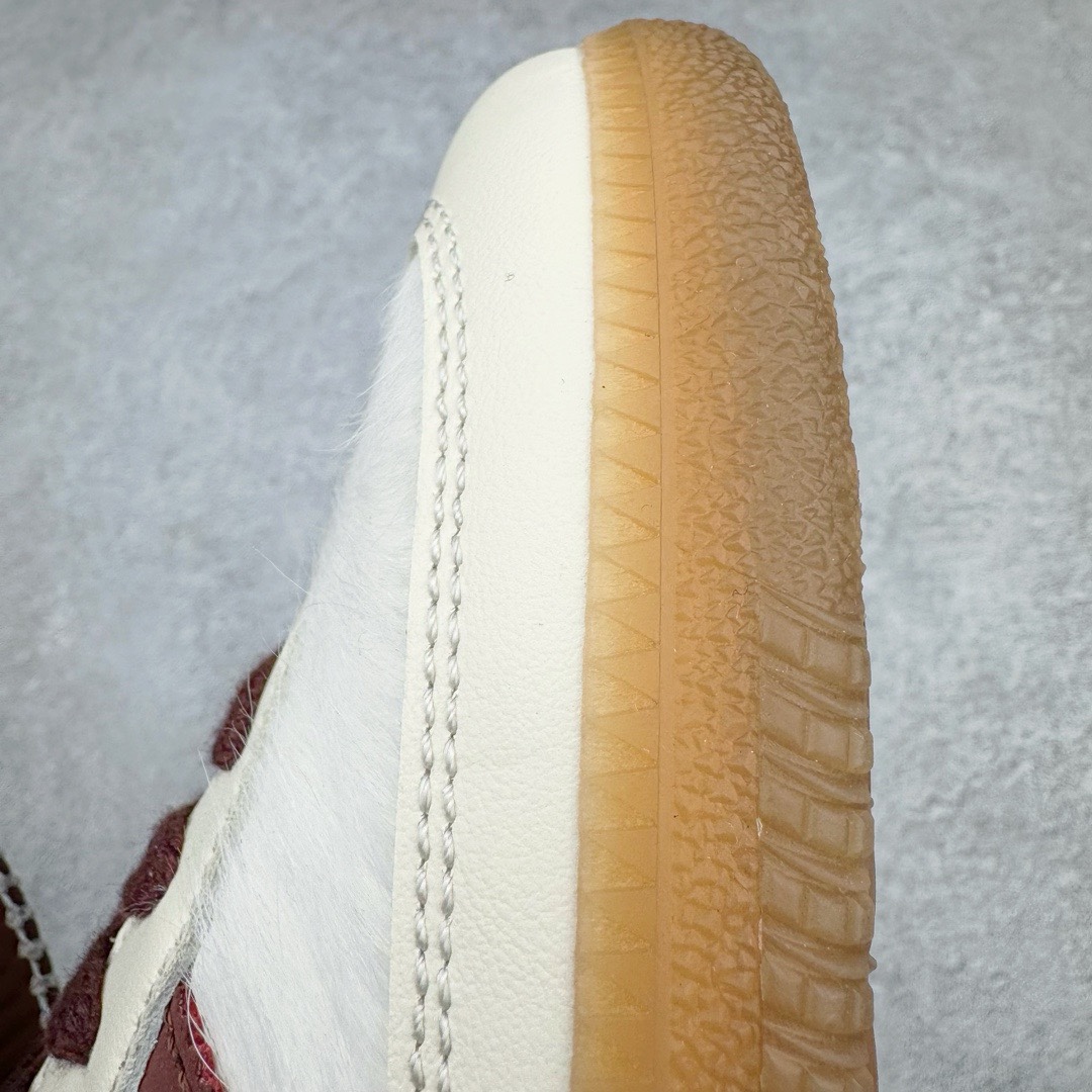 图片[20]-＃KZ神版特价 Wales Bonner x AD Originals Samba Classic 桑巴舞系列绅士德训足球风百搭低帮休闲运动板鞋 白酒红 IE0586 全套原纸板楦头开发 每道工序同步公司流程 确保原汁原味 完美呈现原鞋版型 原厂高频磨具加持 精准内部资源对接 Logo字体百分百还原 原厂特供纳米纤维板 区别市面劣质纸板中底 原厂海玻璃鞋垫 正确3/2横条宽版背胶 一比一鞋头弧度高度鞋身弧度 烫金亮度高频深浅同步原鞋 独家私模最大47.5 半透明橡胶大底 原厂定制真马毛毛皮组合环保纤维革鞋面 原厂港宝加持定型后跟R度完美 原厂高频磨具加持 Logo字体 凹凸明显 轮廓分明 描漆定位精准 三道杠为尖角45°锯齿状 高频立体感很强 区别圆形锯齿 已最大程度还原公司 欢迎对比 此次双方的全新联名鞋款也均以 Originals Samba 为基础 同时共打造了四款风格迥异的鞋款 要说最亮眼的还是当属这双「豹纹」配色 除了标志性的鞋身图案外 侧面马毛材质的使用也让整双鞋质感得到升华 同时搭配上鞋身两侧经典的白色 AD「三道杠」Logo 以及蓝色的内衬 也呈现出多层次视觉体验 而要论最吸睛的还要数鞋舌处延续了的「大舌头」设计 当然这也正是 Wales Bonner 品牌与 adidas Samba 合作的产品亮点之一 尺码：35.5 36 36.5 37.5 38 38.5 39 40 40.5 41 42 42.5 43 44 44.5 45 46 47-选品中心