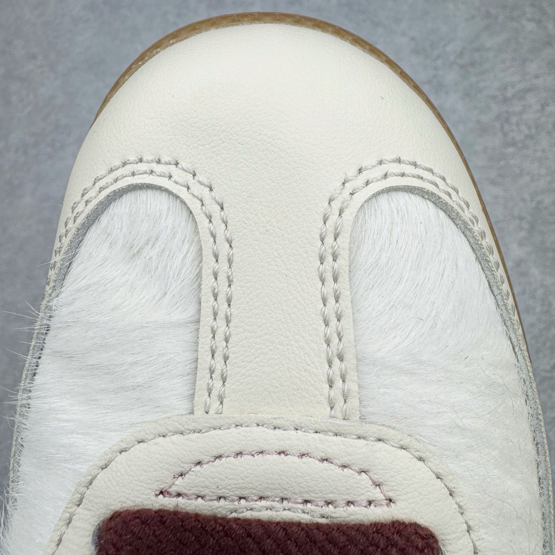 图片[25]-＃KZ神版特价 Wales Bonner x AD Originals Samba Classic 桑巴舞系列绅士德训足球风百搭低帮休闲运动板鞋 白酒红 IE0586 全套原纸板楦头开发 每道工序同步公司流程 确保原汁原味 完美呈现原鞋版型 原厂高频磨具加持 精准内部资源对接 Logo字体百分百还原 原厂特供纳米纤维板 区别市面劣质纸板中底 原厂海玻璃鞋垫 正确3/2横条宽版背胶 一比一鞋头弧度高度鞋身弧度 烫金亮度高频深浅同步原鞋 独家私模最大47.5 半透明橡胶大底 原厂定制真马毛毛皮组合环保纤维革鞋面 原厂港宝加持定型后跟R度完美 原厂高频磨具加持 Logo字体 凹凸明显 轮廓分明 描漆定位精准 三道杠为尖角45°锯齿状 高频立体感很强 区别圆形锯齿 已最大程度还原公司 欢迎对比 此次双方的全新联名鞋款也均以 Originals Samba 为基础 同时共打造了四款风格迥异的鞋款 要说最亮眼的还是当属这双「豹纹」配色 除了标志性的鞋身图案外 侧面马毛材质的使用也让整双鞋质感得到升华 同时搭配上鞋身两侧经典的白色 AD「三道杠」Logo 以及蓝色的内衬 也呈现出多层次视觉体验 而要论最吸睛的还要数鞋舌处延续了的「大舌头」设计 当然这也正是 Wales Bonner 品牌与 adidas Samba 合作的产品亮点之一 尺码：35.5 36 36.5 37.5 38 38.5 39 40 40.5 41 42 42.5 43 44 44.5 45 46 47-选品中心