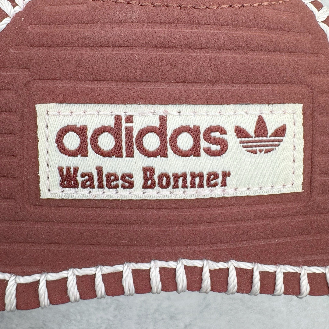 图片[11]-＃KZ神版特价 Wales Bonner x AD Originals Samba Classic 桑巴舞系列绅士德训足球风百搭低帮休闲运动板鞋 白酒红 IE0586 全套原纸板楦头开发 每道工序同步公司流程 确保原汁原味 完美呈现原鞋版型 原厂高频磨具加持 精准内部资源对接 Logo字体百分百还原 原厂特供纳米纤维板 区别市面劣质纸板中底 原厂海玻璃鞋垫 正确3/2横条宽版背胶 一比一鞋头弧度高度鞋身弧度 烫金亮度高频深浅同步原鞋 独家私模最大47.5 半透明橡胶大底 原厂定制真马毛毛皮组合环保纤维革鞋面 原厂港宝加持定型后跟R度完美 原厂高频磨具加持 Logo字体 凹凸明显 轮廓分明 描漆定位精准 三道杠为尖角45°锯齿状 高频立体感很强 区别圆形锯齿 已最大程度还原公司 欢迎对比 此次双方的全新联名鞋款也均以 Originals Samba 为基础 同时共打造了四款风格迥异的鞋款 要说最亮眼的还是当属这双「豹纹」配色 除了标志性的鞋身图案外 侧面马毛材质的使用也让整双鞋质感得到升华 同时搭配上鞋身两侧经典的白色 AD「三道杠」Logo 以及蓝色的内衬 也呈现出多层次视觉体验 而要论最吸睛的还要数鞋舌处延续了的「大舌头」设计 当然这也正是 Wales Bonner 品牌与 adidas Samba 合作的产品亮点之一 尺码：35.5 36 36.5 37.5 38 38.5 39 40 40.5 41 42 42.5 43 44 44.5 45 46 47-选品中心