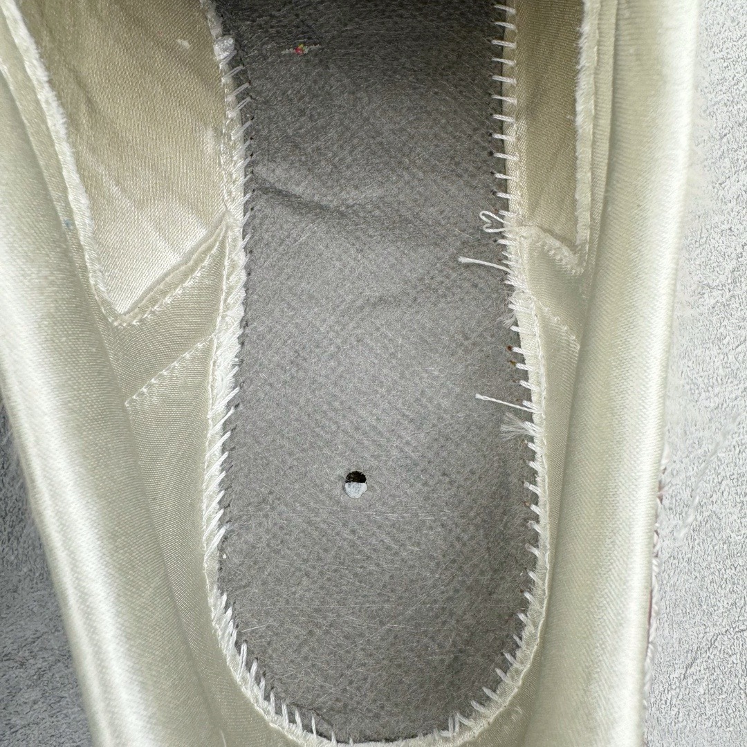 图片[14]-＃KZ神版特价 Wales Bonner x AD Originals Samba Classic 桑巴舞系列绅士德训足球风百搭低帮休闲运动板鞋 白酒红 IE0586 全套原纸板楦头开发 每道工序同步公司流程 确保原汁原味 完美呈现原鞋版型 原厂高频磨具加持 精准内部资源对接 Logo字体百分百还原 原厂特供纳米纤维板 区别市面劣质纸板中底 原厂海玻璃鞋垫 正确3/2横条宽版背胶 一比一鞋头弧度高度鞋身弧度 烫金亮度高频深浅同步原鞋 独家私模最大47.5 半透明橡胶大底 原厂定制真马毛毛皮组合环保纤维革鞋面 原厂港宝加持定型后跟R度完美 原厂高频磨具加持 Logo字体 凹凸明显 轮廓分明 描漆定位精准 三道杠为尖角45°锯齿状 高频立体感很强 区别圆形锯齿 已最大程度还原公司 欢迎对比 此次双方的全新联名鞋款也均以 Originals Samba 为基础 同时共打造了四款风格迥异的鞋款 要说最亮眼的还是当属这双「豹纹」配色 除了标志性的鞋身图案外 侧面马毛材质的使用也让整双鞋质感得到升华 同时搭配上鞋身两侧经典的白色 AD「三道杠」Logo 以及蓝色的内衬 也呈现出多层次视觉体验 而要论最吸睛的还要数鞋舌处延续了的「大舌头」设计 当然这也正是 Wales Bonner 品牌与 adidas Samba 合作的产品亮点之一 尺码：35.5 36 36.5 37.5 38 38.5 39 40 40.5 41 42 42.5 43 44 44.5 45 46 47-选品中心