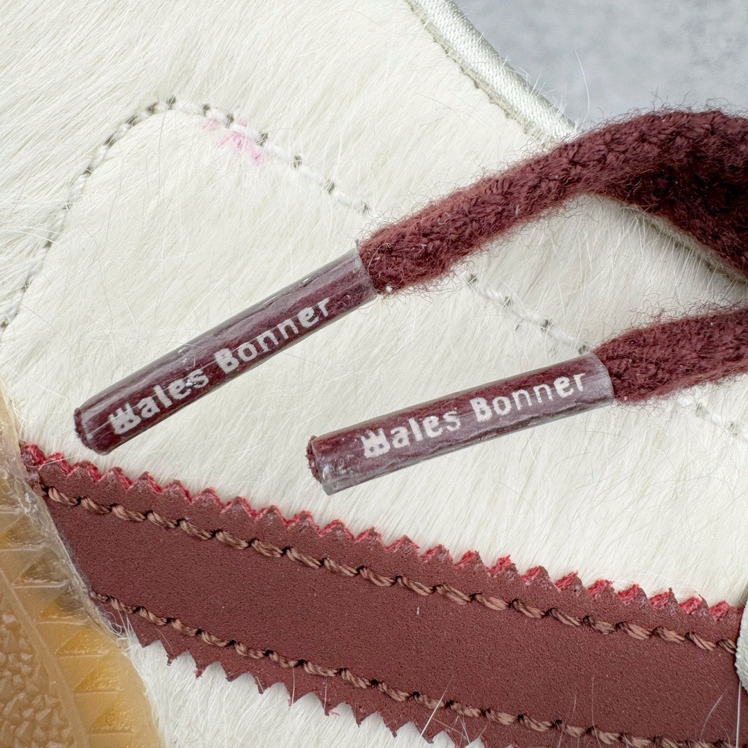 图片[18]-＃KZ神版特价 Wales Bonner x AD Originals Samba Classic 桑巴舞系列绅士德训足球风百搭低帮休闲运动板鞋 白酒红 IE0586 全套原纸板楦头开发 每道工序同步公司流程 确保原汁原味 完美呈现原鞋版型 原厂高频磨具加持 精准内部资源对接 Logo字体百分百还原 原厂特供纳米纤维板 区别市面劣质纸板中底 原厂海玻璃鞋垫 正确3/2横条宽版背胶 一比一鞋头弧度高度鞋身弧度 烫金亮度高频深浅同步原鞋 独家私模最大47.5 半透明橡胶大底 原厂定制真马毛毛皮组合环保纤维革鞋面 原厂港宝加持定型后跟R度完美 原厂高频磨具加持 Logo字体 凹凸明显 轮廓分明 描漆定位精准 三道杠为尖角45°锯齿状 高频立体感很强 区别圆形锯齿 已最大程度还原公司 欢迎对比 此次双方的全新联名鞋款也均以 Originals Samba 为基础 同时共打造了四款风格迥异的鞋款 要说最亮眼的还是当属这双「豹纹」配色 除了标志性的鞋身图案外 侧面马毛材质的使用也让整双鞋质感得到升华 同时搭配上鞋身两侧经典的白色 AD「三道杠」Logo 以及蓝色的内衬 也呈现出多层次视觉体验 而要论最吸睛的还要数鞋舌处延续了的「大舌头」设计 当然这也正是 Wales Bonner 品牌与 adidas Samba 合作的产品亮点之一 尺码：35.5 36 36.5 37.5 38 38.5 39 40 40.5 41 42 42.5 43 44 44.5 45 46 47-选品中心