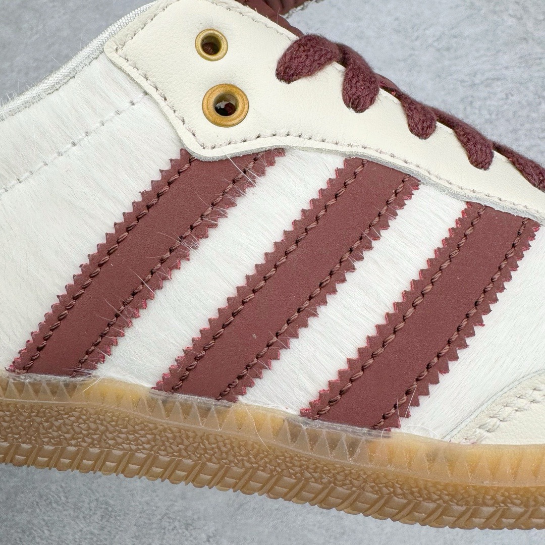 图片[19]-＃KZ神版特价 Wales Bonner x AD Originals Samba Classic 桑巴舞系列绅士德训足球风百搭低帮休闲运动板鞋 白酒红 IE0586 全套原纸板楦头开发 每道工序同步公司流程 确保原汁原味 完美呈现原鞋版型 原厂高频磨具加持 精准内部资源对接 Logo字体百分百还原 原厂特供纳米纤维板 区别市面劣质纸板中底 原厂海玻璃鞋垫 正确3/2横条宽版背胶 一比一鞋头弧度高度鞋身弧度 烫金亮度高频深浅同步原鞋 独家私模最大47.5 半透明橡胶大底 原厂定制真马毛毛皮组合环保纤维革鞋面 原厂港宝加持定型后跟R度完美 原厂高频磨具加持 Logo字体 凹凸明显 轮廓分明 描漆定位精准 三道杠为尖角45°锯齿状 高频立体感很强 区别圆形锯齿 已最大程度还原公司 欢迎对比 此次双方的全新联名鞋款也均以 Originals Samba 为基础 同时共打造了四款风格迥异的鞋款 要说最亮眼的还是当属这双「豹纹」配色 除了标志性的鞋身图案外 侧面马毛材质的使用也让整双鞋质感得到升华 同时搭配上鞋身两侧经典的白色 AD「三道杠」Logo 以及蓝色的内衬 也呈现出多层次视觉体验 而要论最吸睛的还要数鞋舌处延续了的「大舌头」设计 当然这也正是 Wales Bonner 品牌与 adidas Samba 合作的产品亮点之一 尺码：35.5 36 36.5 37.5 38 38.5 39 40 40.5 41 42 42.5 43 44 44.5 45 46 47-选品中心