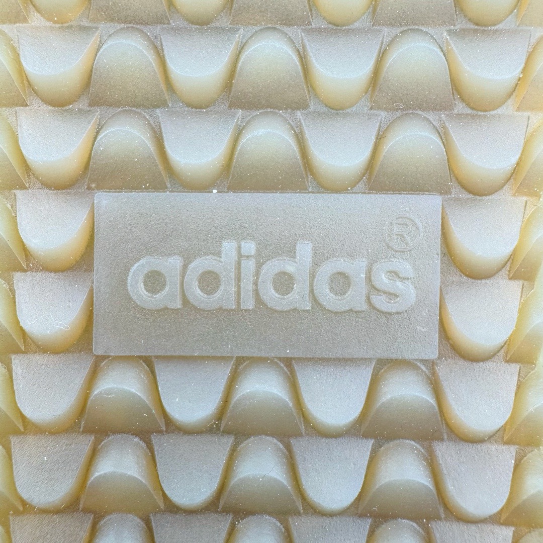 图片[27]-＃KZ神版特价 Wales Bonner x AD Originals Samba Classic 桑巴舞系列绅士德训足球风百搭低帮休闲运动板鞋 白酒红 IE0586 全套原纸板楦头开发 每道工序同步公司流程 确保原汁原味 完美呈现原鞋版型 原厂高频磨具加持 精准内部资源对接 Logo字体百分百还原 原厂特供纳米纤维板 区别市面劣质纸板中底 原厂海玻璃鞋垫 正确3/2横条宽版背胶 一比一鞋头弧度高度鞋身弧度 烫金亮度高频深浅同步原鞋 独家私模最大47.5 半透明橡胶大底 原厂定制真马毛毛皮组合环保纤维革鞋面 原厂港宝加持定型后跟R度完美 原厂高频磨具加持 Logo字体 凹凸明显 轮廓分明 描漆定位精准 三道杠为尖角45°锯齿状 高频立体感很强 区别圆形锯齿 已最大程度还原公司 欢迎对比 此次双方的全新联名鞋款也均以 Originals Samba 为基础 同时共打造了四款风格迥异的鞋款 要说最亮眼的还是当属这双「豹纹」配色 除了标志性的鞋身图案外 侧面马毛材质的使用也让整双鞋质感得到升华 同时搭配上鞋身两侧经典的白色 AD「三道杠」Logo 以及蓝色的内衬 也呈现出多层次视觉体验 而要论最吸睛的还要数鞋舌处延续了的「大舌头」设计 当然这也正是 Wales Bonner 品牌与 adidas Samba 合作的产品亮点之一 尺码：35.5 36 36.5 37.5 38 38.5 39 40 40.5 41 42 42.5 43 44 44.5 45 46 47-选品中心