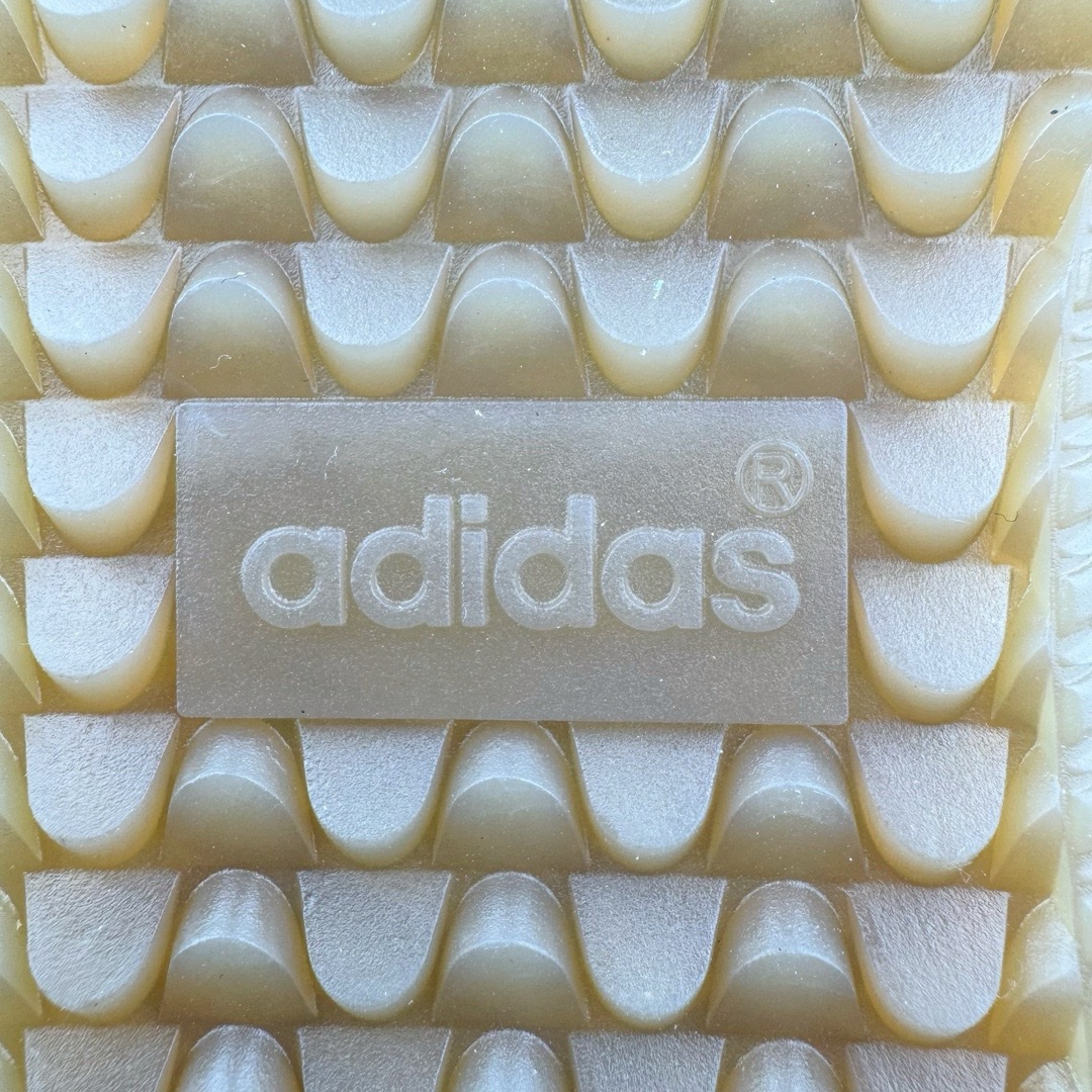 图片[16]-＃KZ神版特价 Wales Bonner x AD Originals Samba Classic 桑巴舞系列绅士德训足球风百搭低帮休闲运动板鞋 黑白马毛 IE0580 全套原纸板楦头开发 每道工序同步公司流程 确保原汁原味 完美呈现原鞋版型 原厂高频磨具加持 精准内部资源对接 Logo字体百分百还原 原厂特供纳米纤维板 区别市面劣质纸板中底 原厂海玻璃鞋垫 正确3/2横条宽版背胶 一比一鞋头弧度高度鞋身弧度 烫金亮度高频深浅同步原鞋 独家私模最大47.5 半透明橡胶大底 原厂定制真马毛毛皮组合环保纤维革鞋面 原厂港宝加持定型后跟R度完美 原厂高频磨具加持 Logo字体 凹凸明显 轮廓分明 描漆定位精准 三道杠为尖角45°锯齿状 高频立体感很强 区别圆形锯齿 已最大程度还原公司 欢迎对比 此次双方的全新联名鞋款也均以 Originals Samba 为基础 同时共打造了四款风格迥异的鞋款 要说最亮眼的还是当属这双「豹纹」配色 除了标志性的鞋身图案外 侧面马毛材质的使用也让整双鞋质感得到升华 同时搭配上鞋身两侧经典的白色 AD「三道杠」Logo 以及蓝色的内衬 也呈现出多层次视觉体验 而要论最吸睛的还要数鞋舌处延续了的「大舌头」设计 当然这也正是 Wales Bonner 品牌与 adidas Samba 合作的产品亮点之一 尺码：35.5 36 36.5 37.5 38 38.5 39 40 40.5 41 42 42.5 43 44 44.5 45 46 47-选品中心