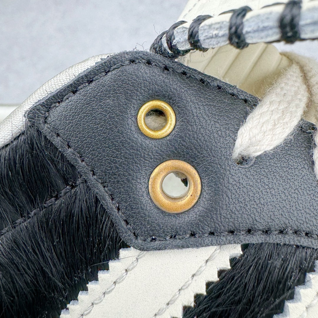 图片[14]-＃KZ神版特价 Wales Bonner x AD Originals Samba Classic 桑巴舞系列绅士德训足球风百搭低帮休闲运动板鞋 黑白马毛 IE0580 全套原纸板楦头开发 每道工序同步公司流程 确保原汁原味 完美呈现原鞋版型 原厂高频磨具加持 精准内部资源对接 Logo字体百分百还原 原厂特供纳米纤维板 区别市面劣质纸板中底 原厂海玻璃鞋垫 正确3/2横条宽版背胶 一比一鞋头弧度高度鞋身弧度 烫金亮度高频深浅同步原鞋 独家私模最大47.5 半透明橡胶大底 原厂定制真马毛毛皮组合环保纤维革鞋面 原厂港宝加持定型后跟R度完美 原厂高频磨具加持 Logo字体 凹凸明显 轮廓分明 描漆定位精准 三道杠为尖角45°锯齿状 高频立体感很强 区别圆形锯齿 已最大程度还原公司 欢迎对比 此次双方的全新联名鞋款也均以 Originals Samba 为基础 同时共打造了四款风格迥异的鞋款 要说最亮眼的还是当属这双「豹纹」配色 除了标志性的鞋身图案外 侧面马毛材质的使用也让整双鞋质感得到升华 同时搭配上鞋身两侧经典的白色 AD「三道杠」Logo 以及蓝色的内衬 也呈现出多层次视觉体验 而要论最吸睛的还要数鞋舌处延续了的「大舌头」设计 当然这也正是 Wales Bonner 品牌与 adidas Samba 合作的产品亮点之一 尺码：35.5 36 36.5 37.5 38 38.5 39 40 40.5 41 42 42.5 43 44 44.5 45 46 47-选品中心