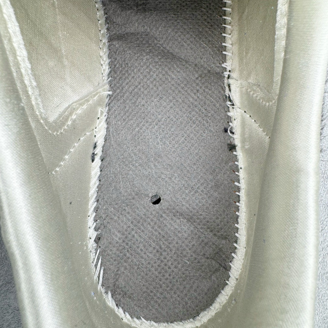 图片[21]-＃KZ神版特价 Wales Bonner x AD Originals Samba Classic 桑巴舞系列绅士德训足球风百搭低帮休闲运动板鞋 黑白马毛 IE0580 全套原纸板楦头开发 每道工序同步公司流程 确保原汁原味 完美呈现原鞋版型 原厂高频磨具加持 精准内部资源对接 Logo字体百分百还原 原厂特供纳米纤维板 区别市面劣质纸板中底 原厂海玻璃鞋垫 正确3/2横条宽版背胶 一比一鞋头弧度高度鞋身弧度 烫金亮度高频深浅同步原鞋 独家私模最大47.5 半透明橡胶大底 原厂定制真马毛毛皮组合环保纤维革鞋面 原厂港宝加持定型后跟R度完美 原厂高频磨具加持 Logo字体 凹凸明显 轮廓分明 描漆定位精准 三道杠为尖角45°锯齿状 高频立体感很强 区别圆形锯齿 已最大程度还原公司 欢迎对比 此次双方的全新联名鞋款也均以 Originals Samba 为基础 同时共打造了四款风格迥异的鞋款 要说最亮眼的还是当属这双「豹纹」配色 除了标志性的鞋身图案外 侧面马毛材质的使用也让整双鞋质感得到升华 同时搭配上鞋身两侧经典的白色 AD「三道杠」Logo 以及蓝色的内衬 也呈现出多层次视觉体验 而要论最吸睛的还要数鞋舌处延续了的「大舌头」设计 当然这也正是 Wales Bonner 品牌与 adidas Samba 合作的产品亮点之一 尺码：35.5 36 36.5 37.5 38 38.5 39 40 40.5 41 42 42.5 43 44 44.5 45 46 47-选品中心