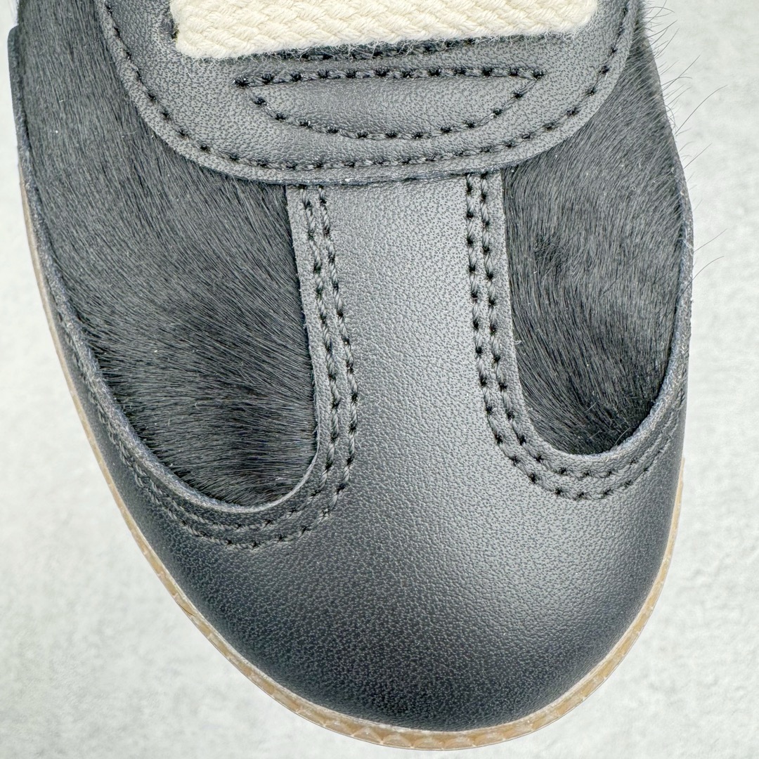 图片[13]-＃KZ神版特价 Wales Bonner x AD Originals Samba Classic 桑巴舞系列绅士德训足球风百搭低帮休闲运动板鞋 黑白马毛 IE0580 全套原纸板楦头开发 每道工序同步公司流程 确保原汁原味 完美呈现原鞋版型 原厂高频磨具加持 精准内部资源对接 Logo字体百分百还原 原厂特供纳米纤维板 区别市面劣质纸板中底 原厂海玻璃鞋垫 正确3/2横条宽版背胶 一比一鞋头弧度高度鞋身弧度 烫金亮度高频深浅同步原鞋 独家私模最大47.5 半透明橡胶大底 原厂定制真马毛毛皮组合环保纤维革鞋面 原厂港宝加持定型后跟R度完美 原厂高频磨具加持 Logo字体 凹凸明显 轮廓分明 描漆定位精准 三道杠为尖角45°锯齿状 高频立体感很强 区别圆形锯齿 已最大程度还原公司 欢迎对比 此次双方的全新联名鞋款也均以 Originals Samba 为基础 同时共打造了四款风格迥异的鞋款 要说最亮眼的还是当属这双「豹纹」配色 除了标志性的鞋身图案外 侧面马毛材质的使用也让整双鞋质感得到升华 同时搭配上鞋身两侧经典的白色 AD「三道杠」Logo 以及蓝色的内衬 也呈现出多层次视觉体验 而要论最吸睛的还要数鞋舌处延续了的「大舌头」设计 当然这也正是 Wales Bonner 品牌与 adidas Samba 合作的产品亮点之一 尺码：35.5 36 36.5 37.5 38 38.5 39 40 40.5 41 42 42.5 43 44 44.5 45 46 47-选品中心