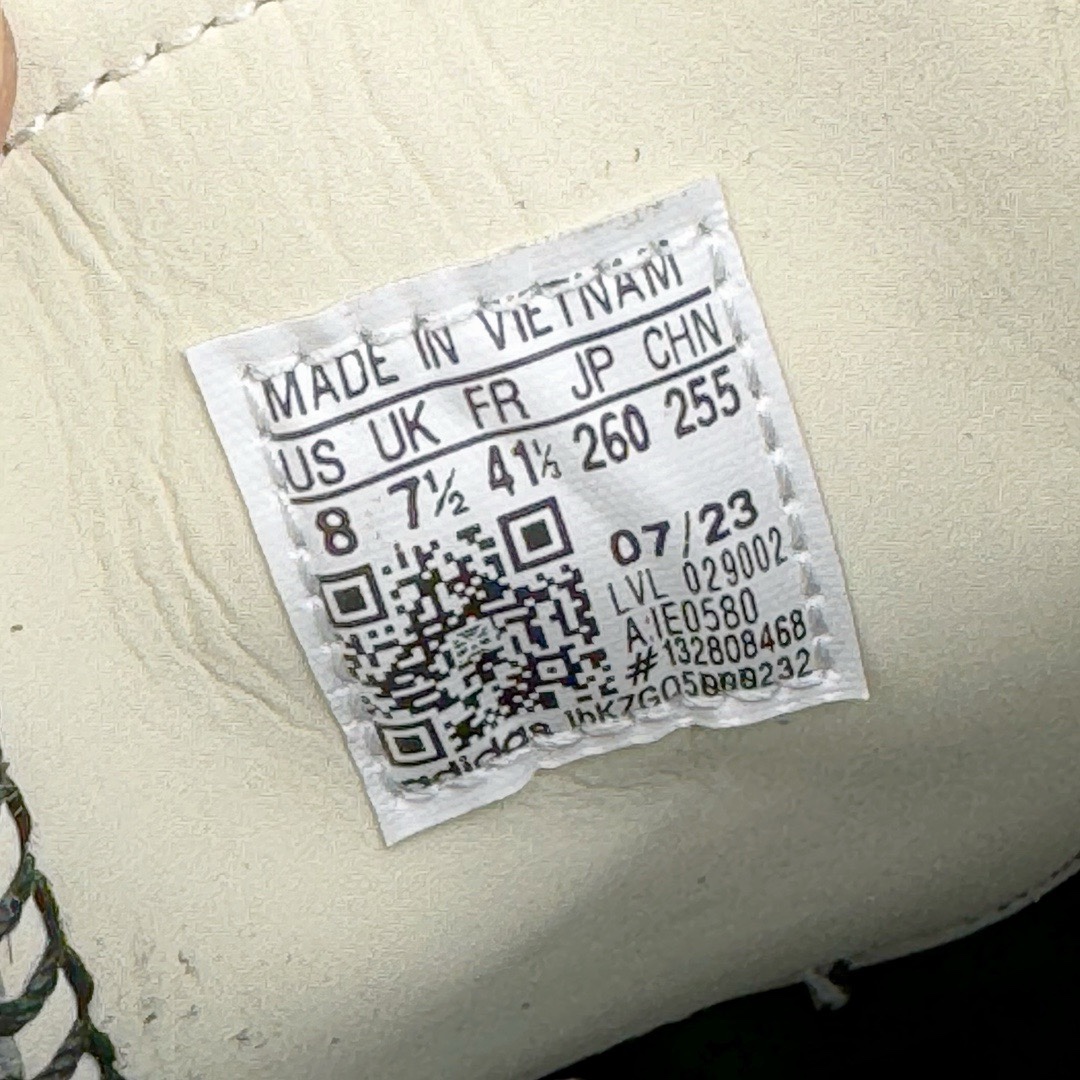 图片[18]-＃KZ神版特价 Wales Bonner x AD Originals Samba Classic 桑巴舞系列绅士德训足球风百搭低帮休闲运动板鞋 黑白马毛 IE0580 全套原纸板楦头开发 每道工序同步公司流程 确保原汁原味 完美呈现原鞋版型 原厂高频磨具加持 精准内部资源对接 Logo字体百分百还原 原厂特供纳米纤维板 区别市面劣质纸板中底 原厂海玻璃鞋垫 正确3/2横条宽版背胶 一比一鞋头弧度高度鞋身弧度 烫金亮度高频深浅同步原鞋 独家私模最大47.5 半透明橡胶大底 原厂定制真马毛毛皮组合环保纤维革鞋面 原厂港宝加持定型后跟R度完美 原厂高频磨具加持 Logo字体 凹凸明显 轮廓分明 描漆定位精准 三道杠为尖角45°锯齿状 高频立体感很强 区别圆形锯齿 已最大程度还原公司 欢迎对比 此次双方的全新联名鞋款也均以 Originals Samba 为基础 同时共打造了四款风格迥异的鞋款 要说最亮眼的还是当属这双「豹纹」配色 除了标志性的鞋身图案外 侧面马毛材质的使用也让整双鞋质感得到升华 同时搭配上鞋身两侧经典的白色 AD「三道杠」Logo 以及蓝色的内衬 也呈现出多层次视觉体验 而要论最吸睛的还要数鞋舌处延续了的「大舌头」设计 当然这也正是 Wales Bonner 品牌与 adidas Samba 合作的产品亮点之一 尺码：35.5 36 36.5 37.5 38 38.5 39 40 40.5 41 42 42.5 43 44 44.5 45 46 47-选品中心