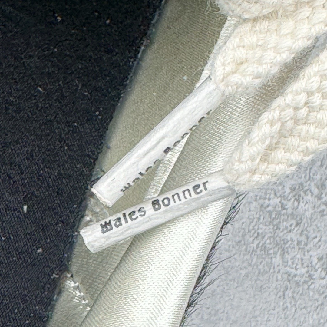 图片[19]-＃KZ神版特价 Wales Bonner x AD Originals Samba Classic 桑巴舞系列绅士德训足球风百搭低帮休闲运动板鞋 黑白马毛 IE0580 全套原纸板楦头开发 每道工序同步公司流程 确保原汁原味 完美呈现原鞋版型 原厂高频磨具加持 精准内部资源对接 Logo字体百分百还原 原厂特供纳米纤维板 区别市面劣质纸板中底 原厂海玻璃鞋垫 正确3/2横条宽版背胶 一比一鞋头弧度高度鞋身弧度 烫金亮度高频深浅同步原鞋 独家私模最大47.5 半透明橡胶大底 原厂定制真马毛毛皮组合环保纤维革鞋面 原厂港宝加持定型后跟R度完美 原厂高频磨具加持 Logo字体 凹凸明显 轮廓分明 描漆定位精准 三道杠为尖角45°锯齿状 高频立体感很强 区别圆形锯齿 已最大程度还原公司 欢迎对比 此次双方的全新联名鞋款也均以 Originals Samba 为基础 同时共打造了四款风格迥异的鞋款 要说最亮眼的还是当属这双「豹纹」配色 除了标志性的鞋身图案外 侧面马毛材质的使用也让整双鞋质感得到升华 同时搭配上鞋身两侧经典的白色 AD「三道杠」Logo 以及蓝色的内衬 也呈现出多层次视觉体验 而要论最吸睛的还要数鞋舌处延续了的「大舌头」设计 当然这也正是 Wales Bonner 品牌与 adidas Samba 合作的产品亮点之一 尺码：35.5 36 36.5 37.5 38 38.5 39 40 40.5 41 42 42.5 43 44 44.5 45 46 47-选品中心