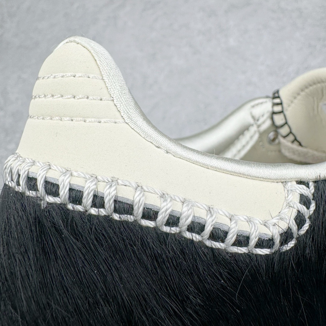 图片[17]-＃KZ神版特价 Wales Bonner x AD Originals Samba Classic 桑巴舞系列绅士德训足球风百搭低帮休闲运动板鞋 黑白马毛 IE0580 全套原纸板楦头开发 每道工序同步公司流程 确保原汁原味 完美呈现原鞋版型 原厂高频磨具加持 精准内部资源对接 Logo字体百分百还原 原厂特供纳米纤维板 区别市面劣质纸板中底 原厂海玻璃鞋垫 正确3/2横条宽版背胶 一比一鞋头弧度高度鞋身弧度 烫金亮度高频深浅同步原鞋 独家私模最大47.5 半透明橡胶大底 原厂定制真马毛毛皮组合环保纤维革鞋面 原厂港宝加持定型后跟R度完美 原厂高频磨具加持 Logo字体 凹凸明显 轮廓分明 描漆定位精准 三道杠为尖角45°锯齿状 高频立体感很强 区别圆形锯齿 已最大程度还原公司 欢迎对比 此次双方的全新联名鞋款也均以 Originals Samba 为基础 同时共打造了四款风格迥异的鞋款 要说最亮眼的还是当属这双「豹纹」配色 除了标志性的鞋身图案外 侧面马毛材质的使用也让整双鞋质感得到升华 同时搭配上鞋身两侧经典的白色 AD「三道杠」Logo 以及蓝色的内衬 也呈现出多层次视觉体验 而要论最吸睛的还要数鞋舌处延续了的「大舌头」设计 当然这也正是 Wales Bonner 品牌与 adidas Samba 合作的产品亮点之一 尺码：35.5 36 36.5 37.5 38 38.5 39 40 40.5 41 42 42.5 43 44 44.5 45 46 47-选品中心