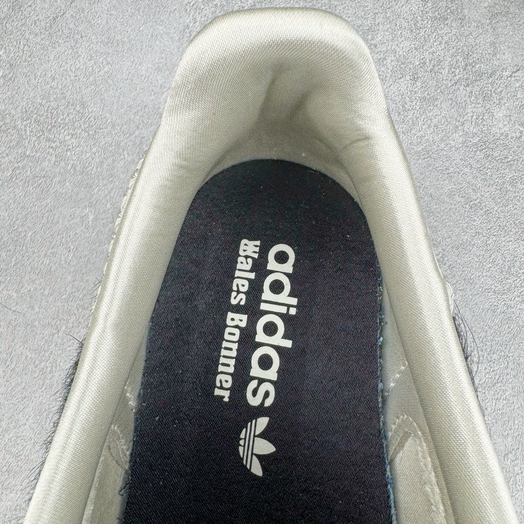 图片[11]-＃KZ神版特价 Wales Bonner x AD Originals Samba Classic 桑巴舞系列绅士德训足球风百搭低帮休闲运动板鞋 黑白马毛 IE0580 全套原纸板楦头开发 每道工序同步公司流程 确保原汁原味 完美呈现原鞋版型 原厂高频磨具加持 精准内部资源对接 Logo字体百分百还原 原厂特供纳米纤维板 区别市面劣质纸板中底 原厂海玻璃鞋垫 正确3/2横条宽版背胶 一比一鞋头弧度高度鞋身弧度 烫金亮度高频深浅同步原鞋 独家私模最大47.5 半透明橡胶大底 原厂定制真马毛毛皮组合环保纤维革鞋面 原厂港宝加持定型后跟R度完美 原厂高频磨具加持 Logo字体 凹凸明显 轮廓分明 描漆定位精准 三道杠为尖角45°锯齿状 高频立体感很强 区别圆形锯齿 已最大程度还原公司 欢迎对比 此次双方的全新联名鞋款也均以 Originals Samba 为基础 同时共打造了四款风格迥异的鞋款 要说最亮眼的还是当属这双「豹纹」配色 除了标志性的鞋身图案外 侧面马毛材质的使用也让整双鞋质感得到升华 同时搭配上鞋身两侧经典的白色 AD「三道杠」Logo 以及蓝色的内衬 也呈现出多层次视觉体验 而要论最吸睛的还要数鞋舌处延续了的「大舌头」设计 当然这也正是 Wales Bonner 品牌与 adidas Samba 合作的产品亮点之一 尺码：35.5 36 36.5 37.5 38 38.5 39 40 40.5 41 42 42.5 43 44 44.5 45 46 47-选品中心