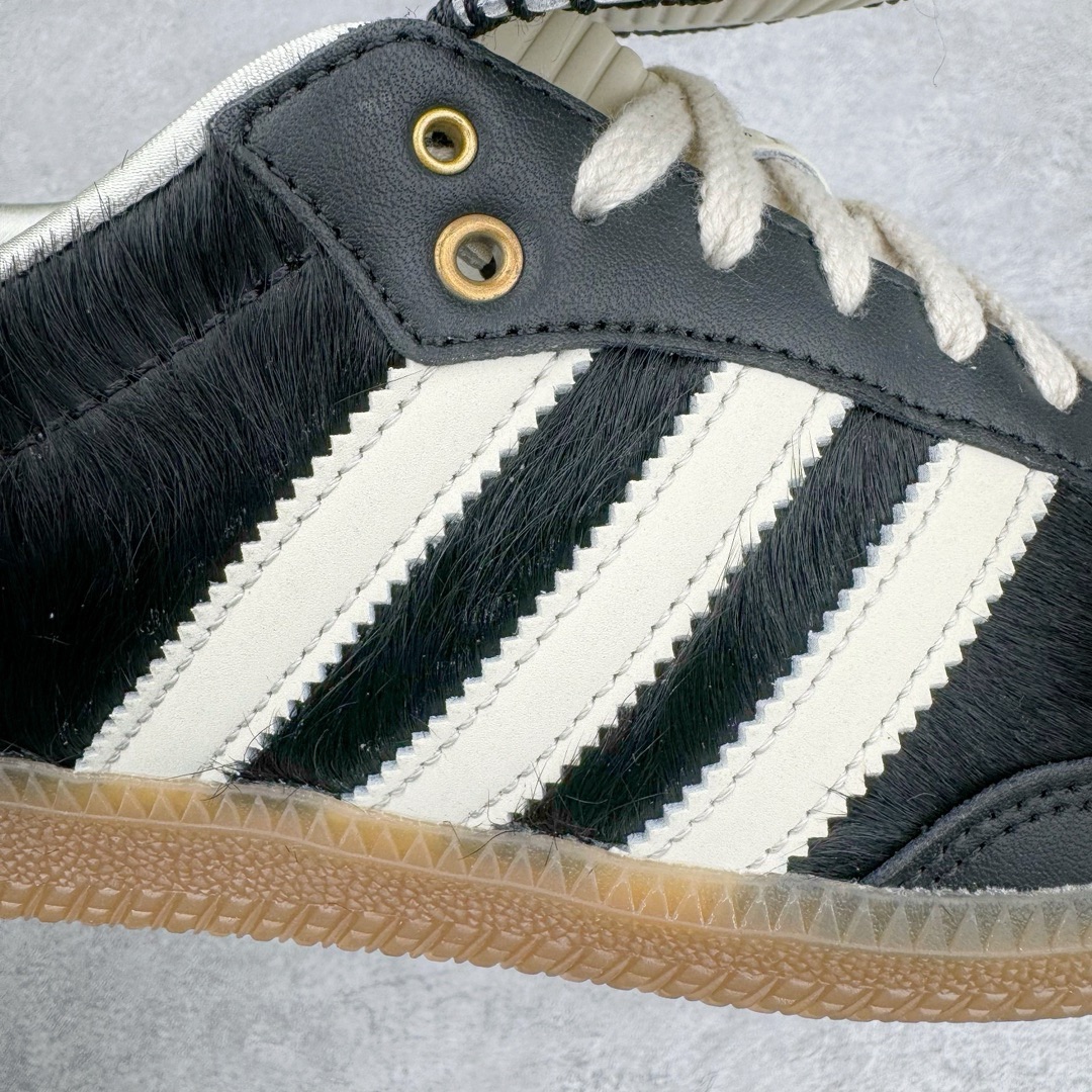 图片[15]-＃KZ神版特价 Wales Bonner x AD Originals Samba Classic 桑巴舞系列绅士德训足球风百搭低帮休闲运动板鞋 黑白马毛 IE0580 全套原纸板楦头开发 每道工序同步公司流程 确保原汁原味 完美呈现原鞋版型 原厂高频磨具加持 精准内部资源对接 Logo字体百分百还原 原厂特供纳米纤维板 区别市面劣质纸板中底 原厂海玻璃鞋垫 正确3/2横条宽版背胶 一比一鞋头弧度高度鞋身弧度 烫金亮度高频深浅同步原鞋 独家私模最大47.5 半透明橡胶大底 原厂定制真马毛毛皮组合环保纤维革鞋面 原厂港宝加持定型后跟R度完美 原厂高频磨具加持 Logo字体 凹凸明显 轮廓分明 描漆定位精准 三道杠为尖角45°锯齿状 高频立体感很强 区别圆形锯齿 已最大程度还原公司 欢迎对比 此次双方的全新联名鞋款也均以 Originals Samba 为基础 同时共打造了四款风格迥异的鞋款 要说最亮眼的还是当属这双「豹纹」配色 除了标志性的鞋身图案外 侧面马毛材质的使用也让整双鞋质感得到升华 同时搭配上鞋身两侧经典的白色 AD「三道杠」Logo 以及蓝色的内衬 也呈现出多层次视觉体验 而要论最吸睛的还要数鞋舌处延续了的「大舌头」设计 当然这也正是 Wales Bonner 品牌与 adidas Samba 合作的产品亮点之一 尺码：35.5 36 36.5 37.5 38 38.5 39 40 40.5 41 42 42.5 43 44 44.5 45 46 47-选品中心