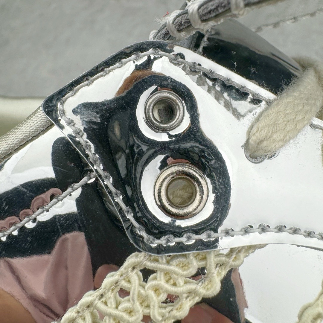 图片[11]-＃KZ神版特价 Wales Bonner x AD Originals Samba Classic 桑巴舞系列绅士德训足球风百搭低帮休闲运动板鞋 电镀银 IG8181 全套原纸板楦头开发 每道工序同步公司流程 确保原汁原味 完美呈现原鞋版型 原厂高频磨具加持 精准内部资源对接 Logo字体百分百还原 原厂特供纳米纤维板 区别市面劣质纸板中底 原厂海玻璃鞋垫 正确3/2横条宽版背胶 一比一鞋头弧度高度鞋身弧度 烫金亮度高频深浅同步原鞋 独家私模最大47.5 半透明橡胶大底 原厂定制真马毛毛皮组合环保纤维革鞋面 原厂港宝加持定型后跟R度完美 原厂高频磨具加持 Logo字体 凹凸明显 轮廓分明 描漆定位精准 三道杠为尖角45°锯齿状 高频立体感很强 区别圆形锯齿 已最大程度还原公司 欢迎对比 此次双方的全新联名鞋款也均以 Originals Samba 为基础 同时共打造了四款风格迥异的鞋款 要说最亮眼的还是当属这双「豹纹」配色 除了标志性的鞋身图案外 侧面马毛材质的使用也让整双鞋质感得到升华 同时搭配上鞋身两侧经典的白色 AD「三道杠」Logo 以及蓝色的内衬 也呈现出多层次视觉体验 而要论最吸睛的还要数鞋舌处延续了的「大舌头」设计 当然这也正是 Wales Bonner 品牌与 adidas Samba 合作的产品亮点之一 尺码：35.5 36 36.5 37.5 38 38.5 39 40 40.5 41 42 42.5 43 44 44.5 45 46 47-选品中心