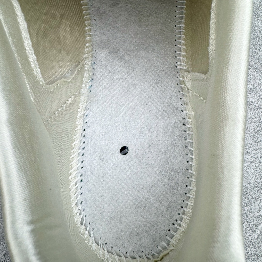 图片[21]-＃KZ神版特价 Wales Bonner x AD Originals Samba Classic 桑巴舞系列绅士德训足球风百搭低帮休闲运动板鞋 电镀银 IG8181 全套原纸板楦头开发 每道工序同步公司流程 确保原汁原味 完美呈现原鞋版型 原厂高频磨具加持 精准内部资源对接 Logo字体百分百还原 原厂特供纳米纤维板 区别市面劣质纸板中底 原厂海玻璃鞋垫 正确3/2横条宽版背胶 一比一鞋头弧度高度鞋身弧度 烫金亮度高频深浅同步原鞋 独家私模最大47.5 半透明橡胶大底 原厂定制真马毛毛皮组合环保纤维革鞋面 原厂港宝加持定型后跟R度完美 原厂高频磨具加持 Logo字体 凹凸明显 轮廓分明 描漆定位精准 三道杠为尖角45°锯齿状 高频立体感很强 区别圆形锯齿 已最大程度还原公司 欢迎对比 此次双方的全新联名鞋款也均以 Originals Samba 为基础 同时共打造了四款风格迥异的鞋款 要说最亮眼的还是当属这双「豹纹」配色 除了标志性的鞋身图案外 侧面马毛材质的使用也让整双鞋质感得到升华 同时搭配上鞋身两侧经典的白色 AD「三道杠」Logo 以及蓝色的内衬 也呈现出多层次视觉体验 而要论最吸睛的还要数鞋舌处延续了的「大舌头」设计 当然这也正是 Wales Bonner 品牌与 adidas Samba 合作的产品亮点之一 尺码：35.5 36 36.5 37.5 38 38.5 39 40 40.5 41 42 42.5 43 44 44.5 45 46 47-选品中心