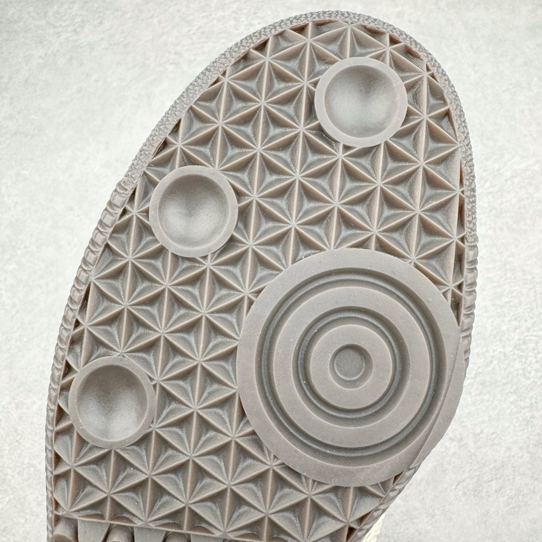 图片[17]-＃KZ神版特价 Wales Bonner x AD Originals Samba Classic 桑巴舞系列绅士德训足球风百搭低帮休闲运动板鞋 电镀银 IG8181 全套原纸板楦头开发 每道工序同步公司流程 确保原汁原味 完美呈现原鞋版型 原厂高频磨具加持 精准内部资源对接 Logo字体百分百还原 原厂特供纳米纤维板 区别市面劣质纸板中底 原厂海玻璃鞋垫 正确3/2横条宽版背胶 一比一鞋头弧度高度鞋身弧度 烫金亮度高频深浅同步原鞋 独家私模最大47.5 半透明橡胶大底 原厂定制真马毛毛皮组合环保纤维革鞋面 原厂港宝加持定型后跟R度完美 原厂高频磨具加持 Logo字体 凹凸明显 轮廓分明 描漆定位精准 三道杠为尖角45°锯齿状 高频立体感很强 区别圆形锯齿 已最大程度还原公司 欢迎对比 此次双方的全新联名鞋款也均以 Originals Samba 为基础 同时共打造了四款风格迥异的鞋款 要说最亮眼的还是当属这双「豹纹」配色 除了标志性的鞋身图案外 侧面马毛材质的使用也让整双鞋质感得到升华 同时搭配上鞋身两侧经典的白色 AD「三道杠」Logo 以及蓝色的内衬 也呈现出多层次视觉体验 而要论最吸睛的还要数鞋舌处延续了的「大舌头」设计 当然这也正是 Wales Bonner 品牌与 adidas Samba 合作的产品亮点之一 尺码：35.5 36 36.5 37.5 38 38.5 39 40 40.5 41 42 42.5 43 44 44.5 45 46 47-选品中心