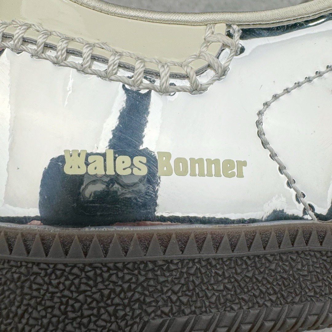 图片[12]-＃KZ神版特价 Wales Bonner x AD Originals Samba Classic 桑巴舞系列绅士德训足球风百搭低帮休闲运动板鞋 电镀银 IG8181 全套原纸板楦头开发 每道工序同步公司流程 确保原汁原味 完美呈现原鞋版型 原厂高频磨具加持 精准内部资源对接 Logo字体百分百还原 原厂特供纳米纤维板 区别市面劣质纸板中底 原厂海玻璃鞋垫 正确3/2横条宽版背胶 一比一鞋头弧度高度鞋身弧度 烫金亮度高频深浅同步原鞋 独家私模最大47.5 半透明橡胶大底 原厂定制真马毛毛皮组合环保纤维革鞋面 原厂港宝加持定型后跟R度完美 原厂高频磨具加持 Logo字体 凹凸明显 轮廓分明 描漆定位精准 三道杠为尖角45°锯齿状 高频立体感很强 区别圆形锯齿 已最大程度还原公司 欢迎对比 此次双方的全新联名鞋款也均以 Originals Samba 为基础 同时共打造了四款风格迥异的鞋款 要说最亮眼的还是当属这双「豹纹」配色 除了标志性的鞋身图案外 侧面马毛材质的使用也让整双鞋质感得到升华 同时搭配上鞋身两侧经典的白色 AD「三道杠」Logo 以及蓝色的内衬 也呈现出多层次视觉体验 而要论最吸睛的还要数鞋舌处延续了的「大舌头」设计 当然这也正是 Wales Bonner 品牌与 adidas Samba 合作的产品亮点之一 尺码：35.5 36 36.5 37.5 38 38.5 39 40 40.5 41 42 42.5 43 44 44.5 45 46 47-选品中心