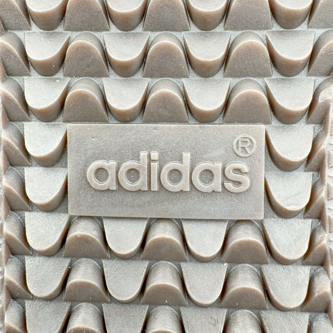 图片[18]-＃KZ神版特价 Wales Bonner x AD Originals Samba Classic 桑巴舞系列绅士德训足球风百搭低帮休闲运动板鞋 电镀银 IG8181 全套原纸板楦头开发 每道工序同步公司流程 确保原汁原味 完美呈现原鞋版型 原厂高频磨具加持 精准内部资源对接 Logo字体百分百还原 原厂特供纳米纤维板 区别市面劣质纸板中底 原厂海玻璃鞋垫 正确3/2横条宽版背胶 一比一鞋头弧度高度鞋身弧度 烫金亮度高频深浅同步原鞋 独家私模最大47.5 半透明橡胶大底 原厂定制真马毛毛皮组合环保纤维革鞋面 原厂港宝加持定型后跟R度完美 原厂高频磨具加持 Logo字体 凹凸明显 轮廓分明 描漆定位精准 三道杠为尖角45°锯齿状 高频立体感很强 区别圆形锯齿 已最大程度还原公司 欢迎对比 此次双方的全新联名鞋款也均以 Originals Samba 为基础 同时共打造了四款风格迥异的鞋款 要说最亮眼的还是当属这双「豹纹」配色 除了标志性的鞋身图案外 侧面马毛材质的使用也让整双鞋质感得到升华 同时搭配上鞋身两侧经典的白色 AD「三道杠」Logo 以及蓝色的内衬 也呈现出多层次视觉体验 而要论最吸睛的还要数鞋舌处延续了的「大舌头」设计 当然这也正是 Wales Bonner 品牌与 adidas Samba 合作的产品亮点之一 尺码：35.5 36 36.5 37.5 38 38.5 39 40 40.5 41 42 42.5 43 44 44.5 45 46 47-选品中心