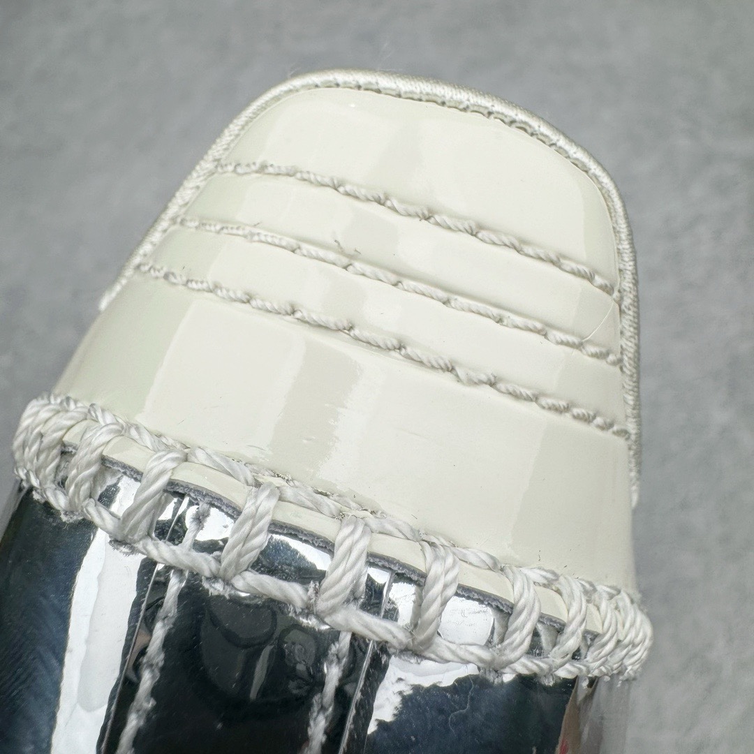 图片[16]-＃KZ神版特价 Wales Bonner x AD Originals Samba Classic 桑巴舞系列绅士德训足球风百搭低帮休闲运动板鞋 电镀银 IG8181 全套原纸板楦头开发 每道工序同步公司流程 确保原汁原味 完美呈现原鞋版型 原厂高频磨具加持 精准内部资源对接 Logo字体百分百还原 原厂特供纳米纤维板 区别市面劣质纸板中底 原厂海玻璃鞋垫 正确3/2横条宽版背胶 一比一鞋头弧度高度鞋身弧度 烫金亮度高频深浅同步原鞋 独家私模最大47.5 半透明橡胶大底 原厂定制真马毛毛皮组合环保纤维革鞋面 原厂港宝加持定型后跟R度完美 原厂高频磨具加持 Logo字体 凹凸明显 轮廓分明 描漆定位精准 三道杠为尖角45°锯齿状 高频立体感很强 区别圆形锯齿 已最大程度还原公司 欢迎对比 此次双方的全新联名鞋款也均以 Originals Samba 为基础 同时共打造了四款风格迥异的鞋款 要说最亮眼的还是当属这双「豹纹」配色 除了标志性的鞋身图案外 侧面马毛材质的使用也让整双鞋质感得到升华 同时搭配上鞋身两侧经典的白色 AD「三道杠」Logo 以及蓝色的内衬 也呈现出多层次视觉体验 而要论最吸睛的还要数鞋舌处延续了的「大舌头」设计 当然这也正是 Wales Bonner 品牌与 adidas Samba 合作的产品亮点之一 尺码：35.5 36 36.5 37.5 38 38.5 39 40 40.5 41 42 42.5 43 44 44.5 45 46 47-选品中心