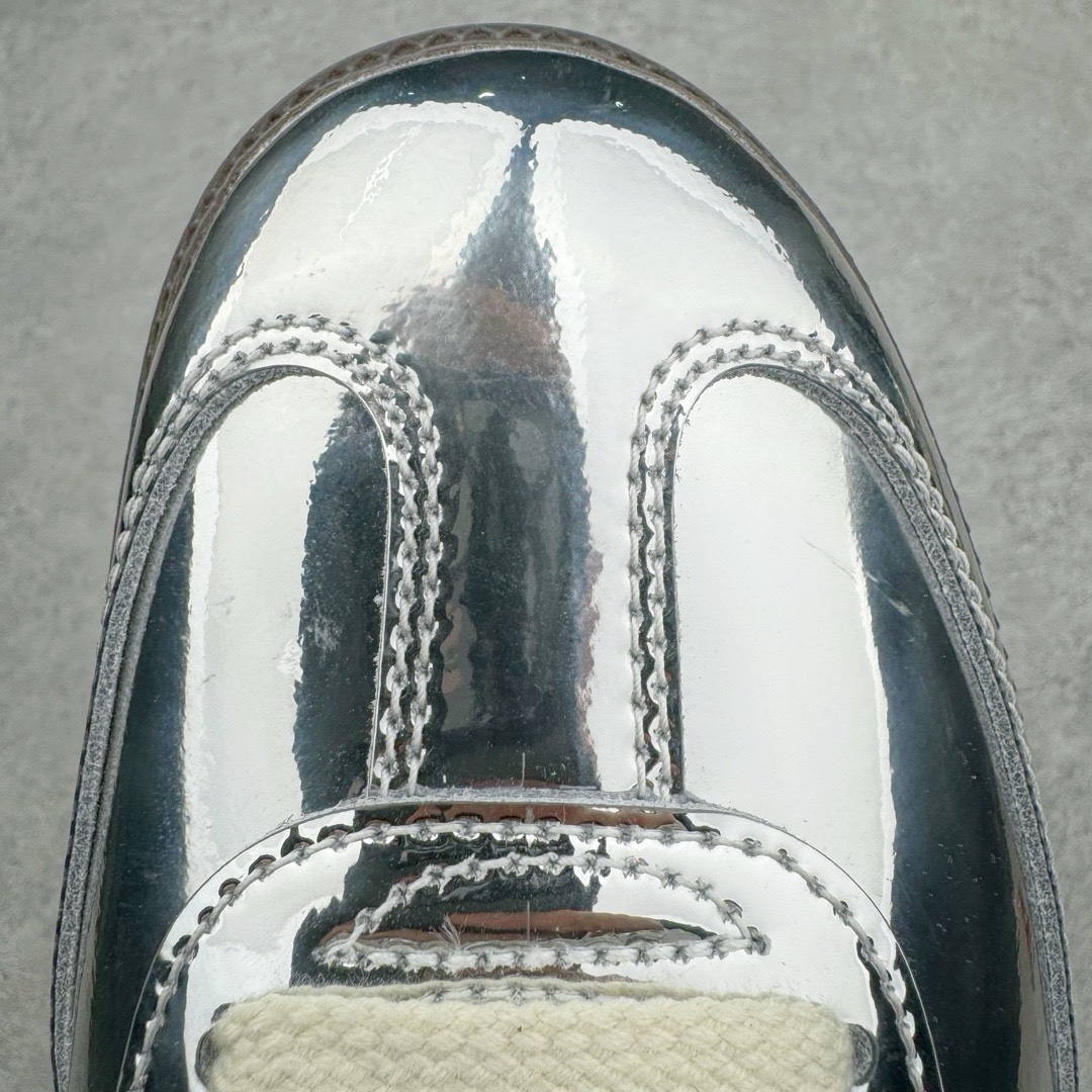 图片[14]-＃KZ神版特价 Wales Bonner x AD Originals Samba Classic 桑巴舞系列绅士德训足球风百搭低帮休闲运动板鞋 电镀银 IG8181 全套原纸板楦头开发 每道工序同步公司流程 确保原汁原味 完美呈现原鞋版型 原厂高频磨具加持 精准内部资源对接 Logo字体百分百还原 原厂特供纳米纤维板 区别市面劣质纸板中底 原厂海玻璃鞋垫 正确3/2横条宽版背胶 一比一鞋头弧度高度鞋身弧度 烫金亮度高频深浅同步原鞋 独家私模最大47.5 半透明橡胶大底 原厂定制真马毛毛皮组合环保纤维革鞋面 原厂港宝加持定型后跟R度完美 原厂高频磨具加持 Logo字体 凹凸明显 轮廓分明 描漆定位精准 三道杠为尖角45°锯齿状 高频立体感很强 区别圆形锯齿 已最大程度还原公司 欢迎对比 此次双方的全新联名鞋款也均以 Originals Samba 为基础 同时共打造了四款风格迥异的鞋款 要说最亮眼的还是当属这双「豹纹」配色 除了标志性的鞋身图案外 侧面马毛材质的使用也让整双鞋质感得到升华 同时搭配上鞋身两侧经典的白色 AD「三道杠」Logo 以及蓝色的内衬 也呈现出多层次视觉体验 而要论最吸睛的还要数鞋舌处延续了的「大舌头」设计 当然这也正是 Wales Bonner 品牌与 adidas Samba 合作的产品亮点之一 尺码：35.5 36 36.5 37.5 38 38.5 39 40 40.5 41 42 42.5 43 44 44.5 45 46 47-选品中心